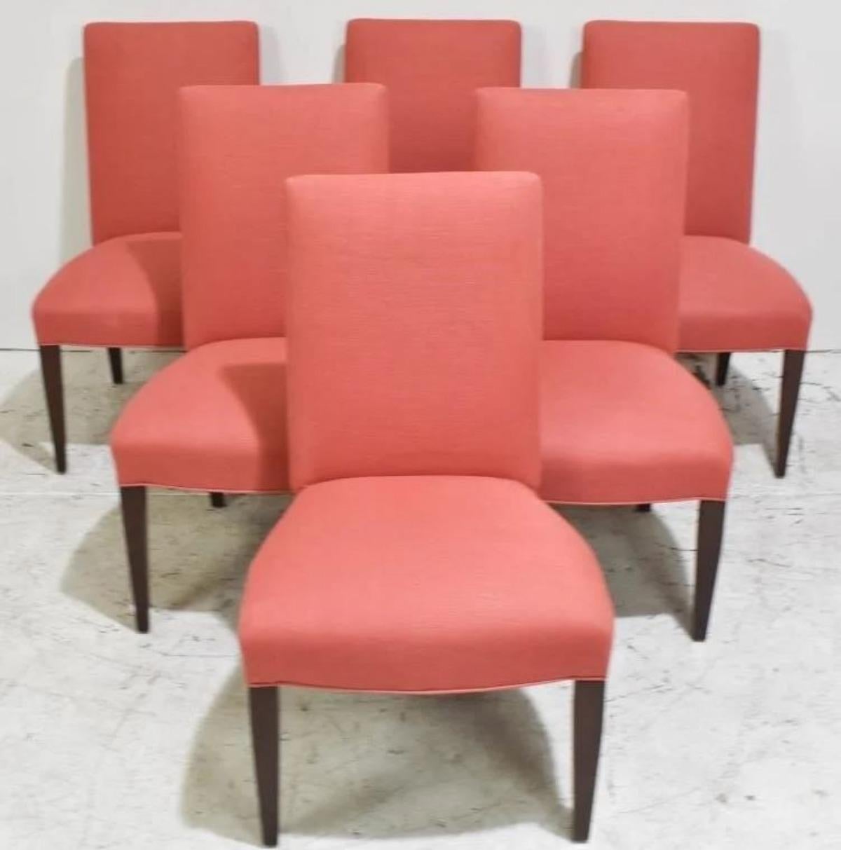 Una splendida suite di sei sedie da pranzo L Classic originali con tappezzeria originale.
Si tratta di una suite di sedie da pranzo di altissimo livello e di ottima fattura, le gambe in mogano americano hanno una patina sublime e sono