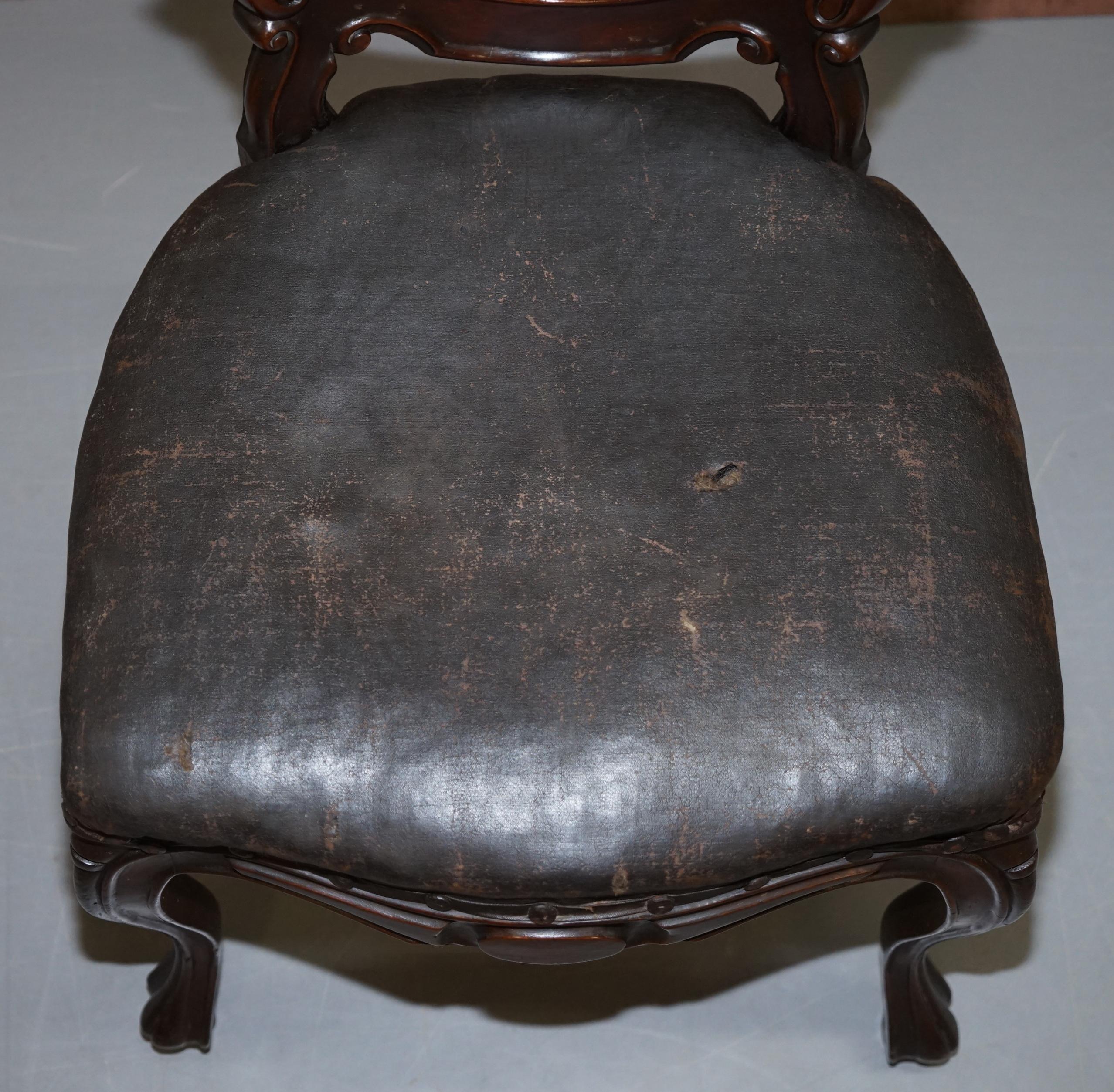 Suite de six chaises de salle à manger victoriennes en bois dur sculpté à la main avec dossier en forme de cuillère et médaillon, lot de 6 en vente 4