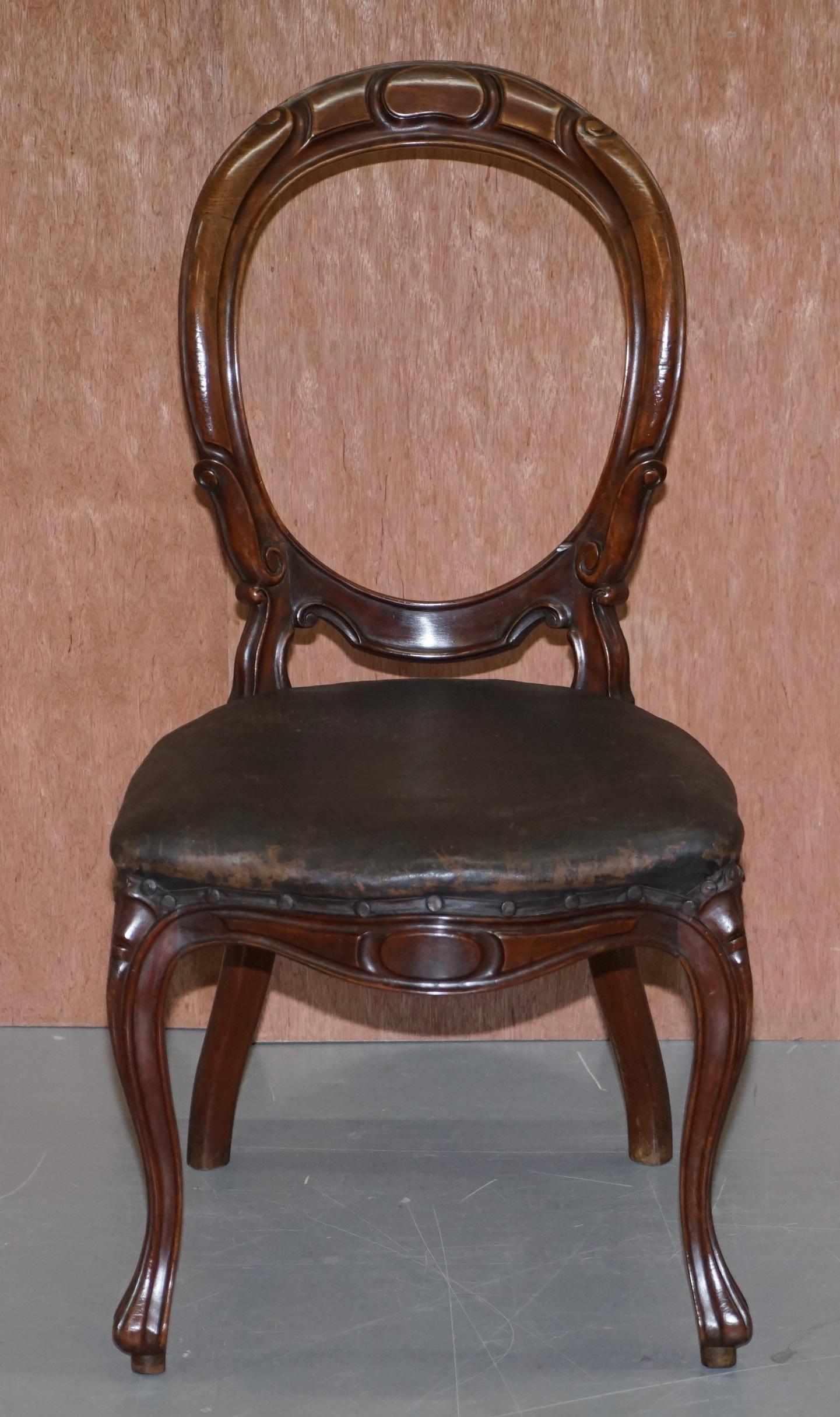 Suite aus sechs viktorianischen handgeschnitzten Hartholz-Löffelstühlen mit Medaillonrücken 6 (Hochviktorianisch) im Angebot