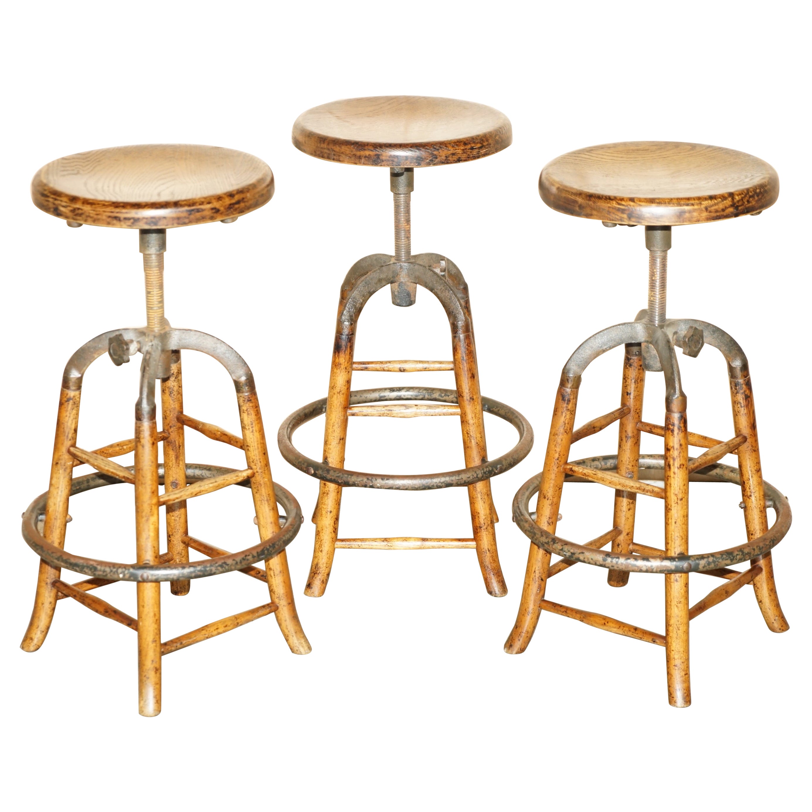 SUITE OF THREE ANTiQUE INDUSTRIAL PAINTERS HEIGHT ADJUSTABLE BAR KITCHEN STOOLS