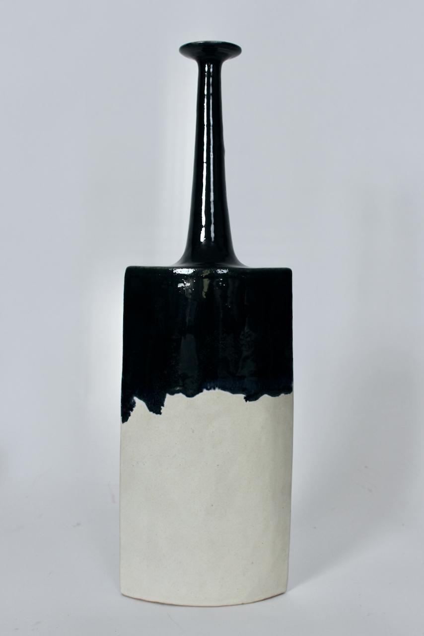 Suite de trois vases en céramique de Bruno Gambone Off-White Matte & Black Running Glaze en vente 2