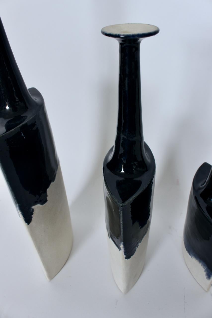 Suite de trois vases en céramique de Bruno Gambone Off-White Matte & Black Running Glaze en vente 4