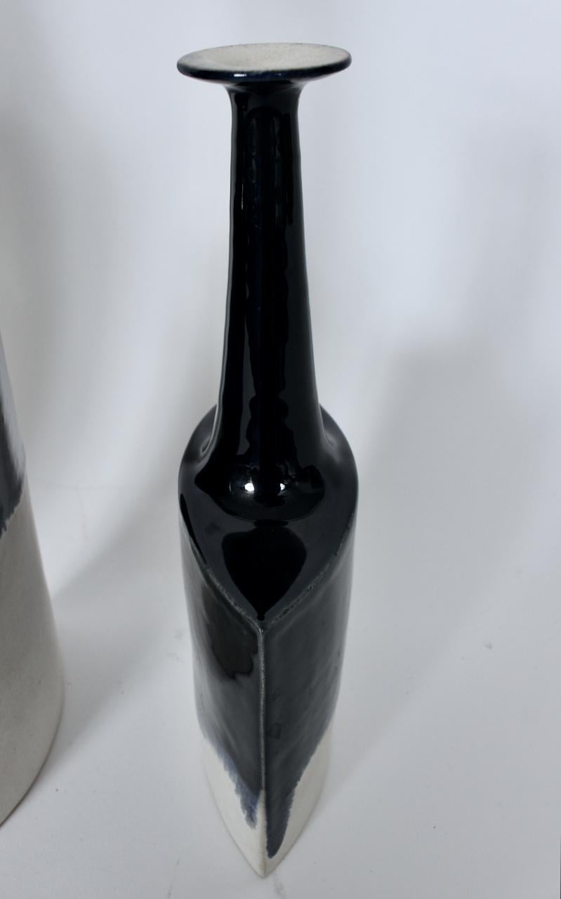 Suite de trois vases en céramique de Bruno Gambone Off-White Matte & Black Running Glaze en vente 5