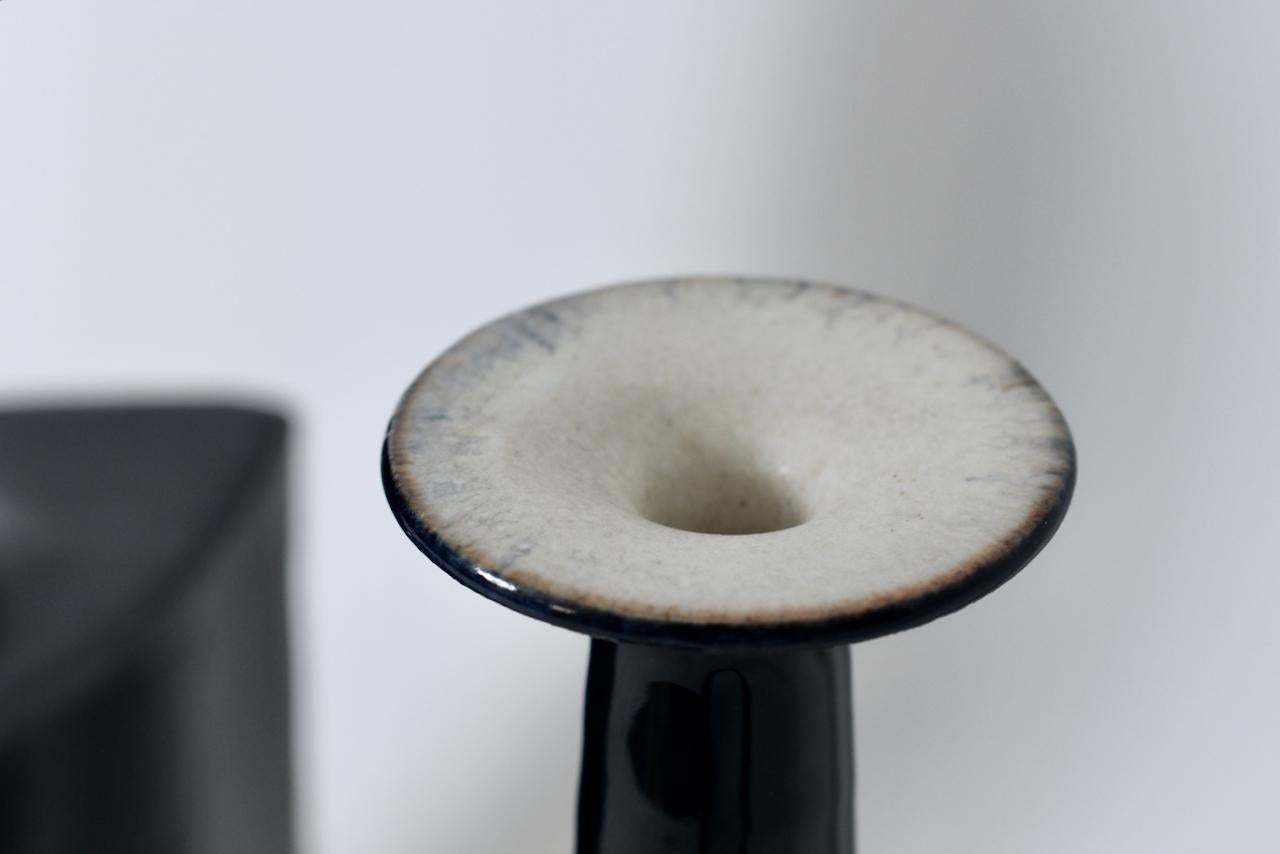 Suite de trois vases en céramique de Bruno Gambone Off-White Matte & Black Running Glaze en vente 6