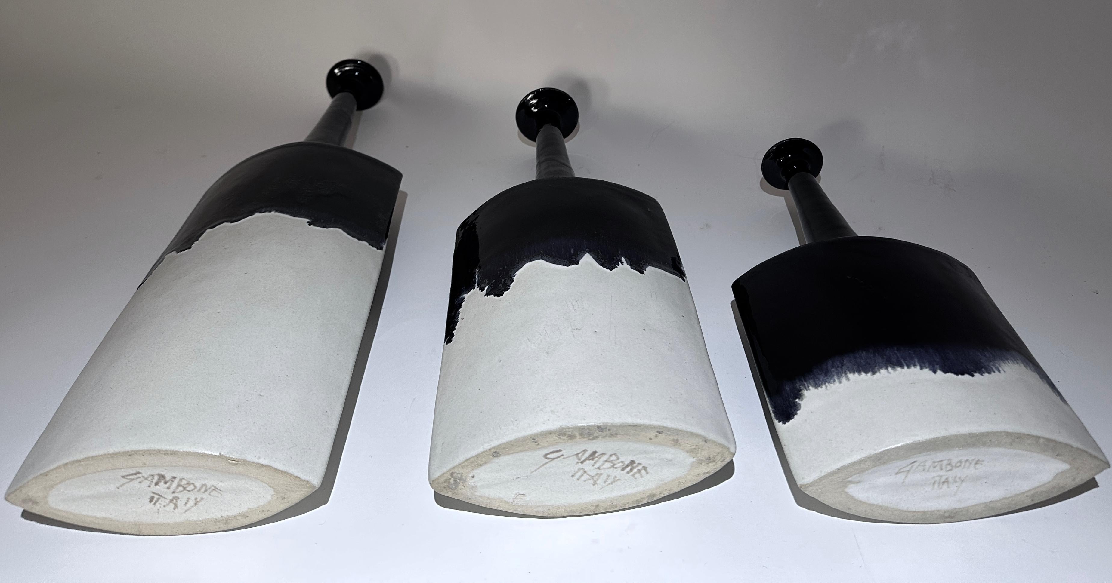 Suite de trois vases en céramique de Bruno Gambone Off-White Matte & Black Running Glaze en vente 10