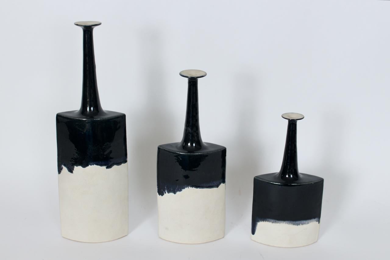 Suite de trois vases en céramique de Bruno Gambone Off-White Matte & Black Running Glaze en vente 11