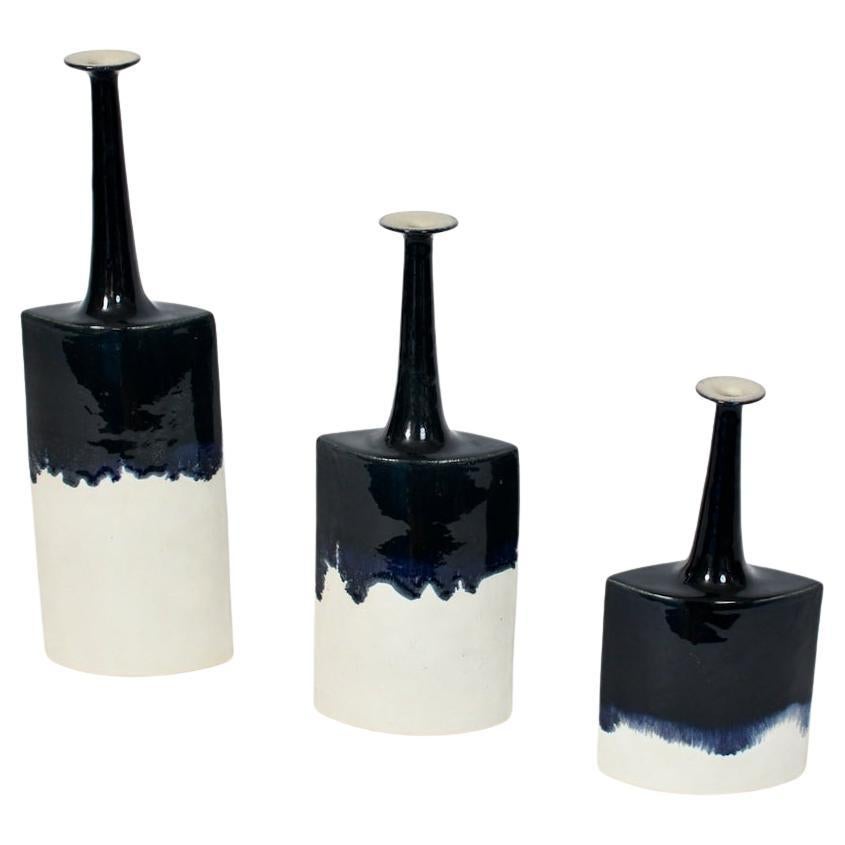 Suite de trois vases en céramique de Bruno Gambone Off-White Matte & Black Running Glaze en vente 12