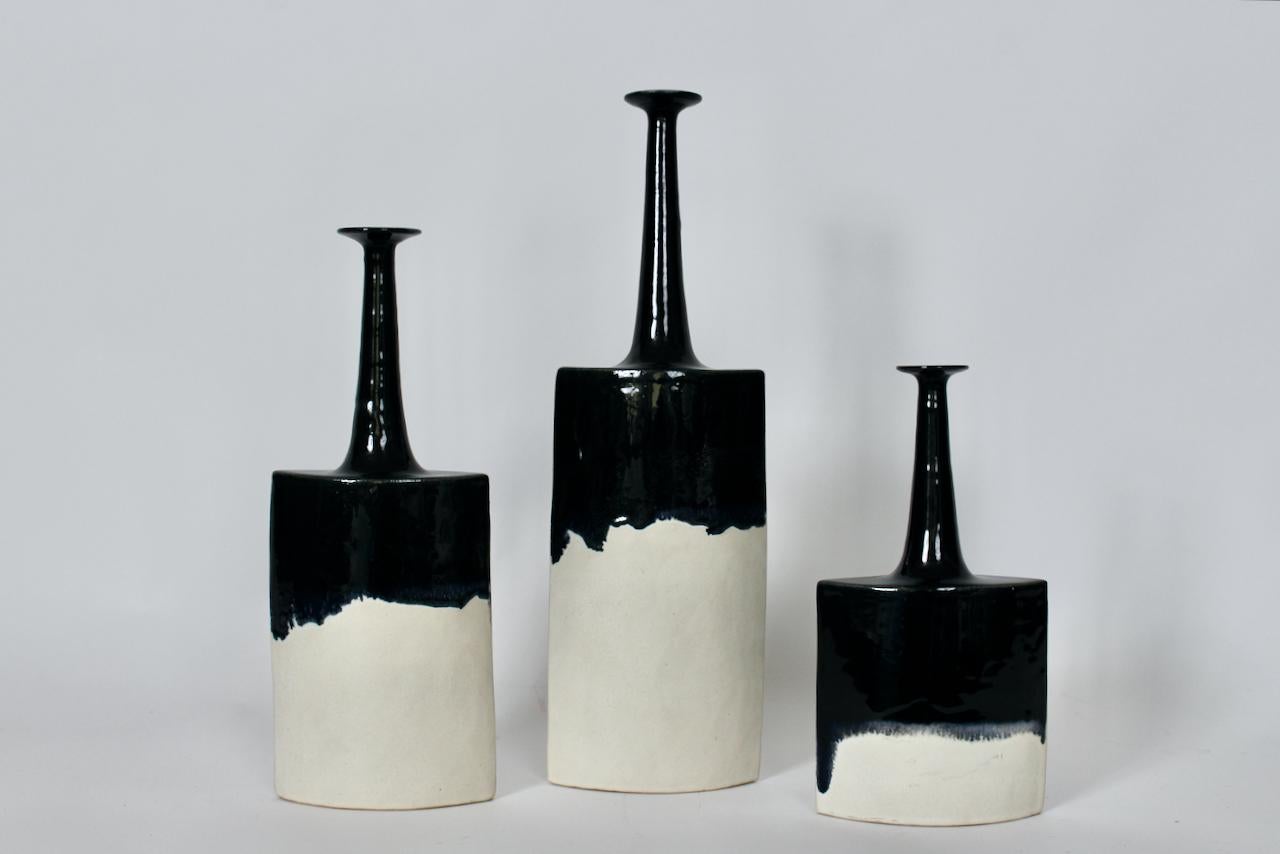 Mid-Century Modern Suite de trois vases en céramique de Bruno Gambone Off-White Matte & Black Running Glaze en vente