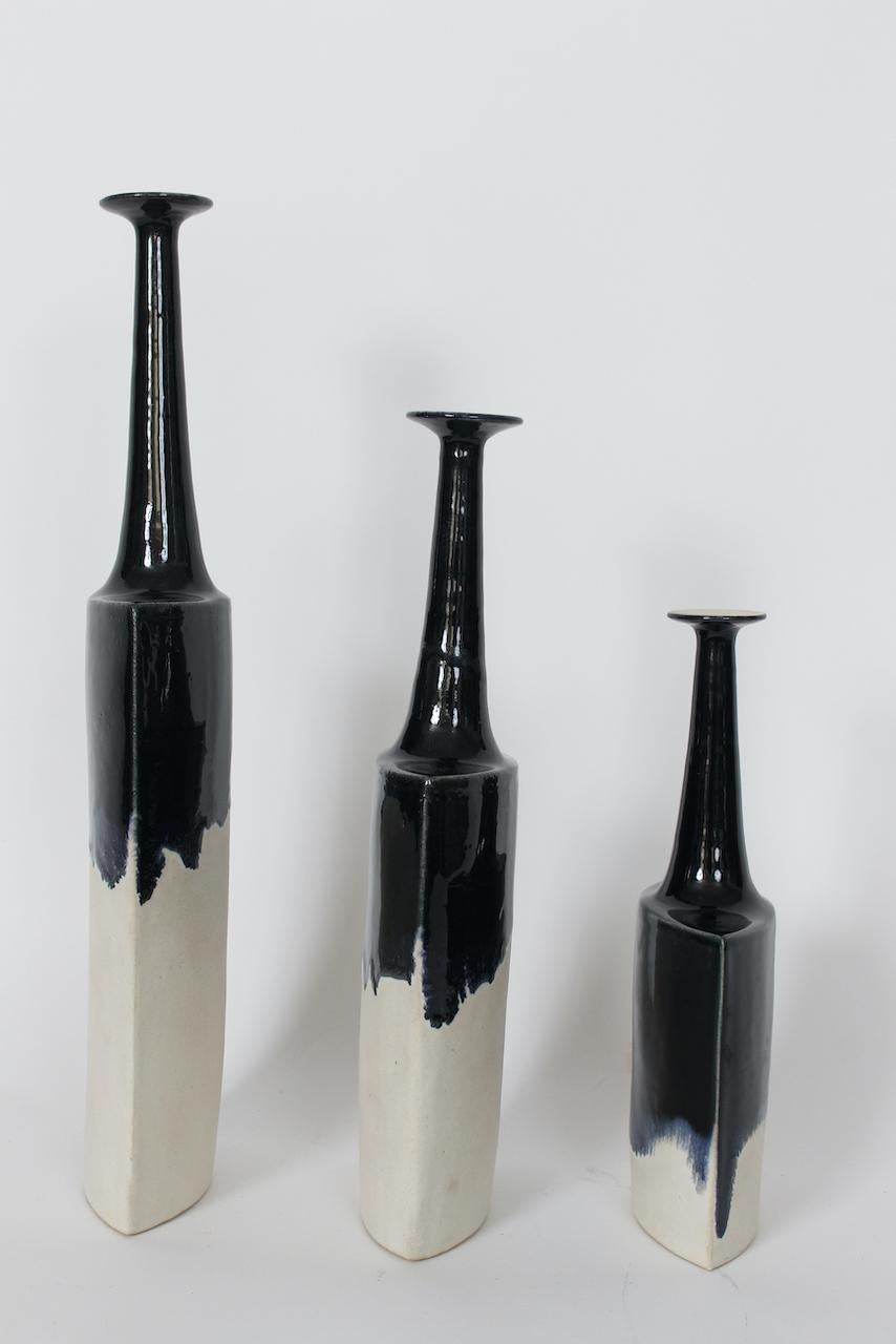 italien Suite de trois vases en céramique de Bruno Gambone Off-White Matte & Black Running Glaze en vente
