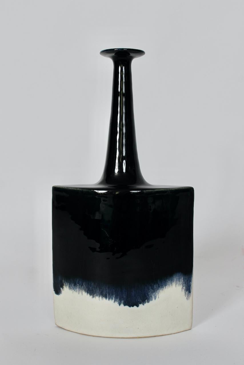 Vernissé Suite de trois vases en céramique de Bruno Gambone Off-White Matte & Black Running Glaze en vente
