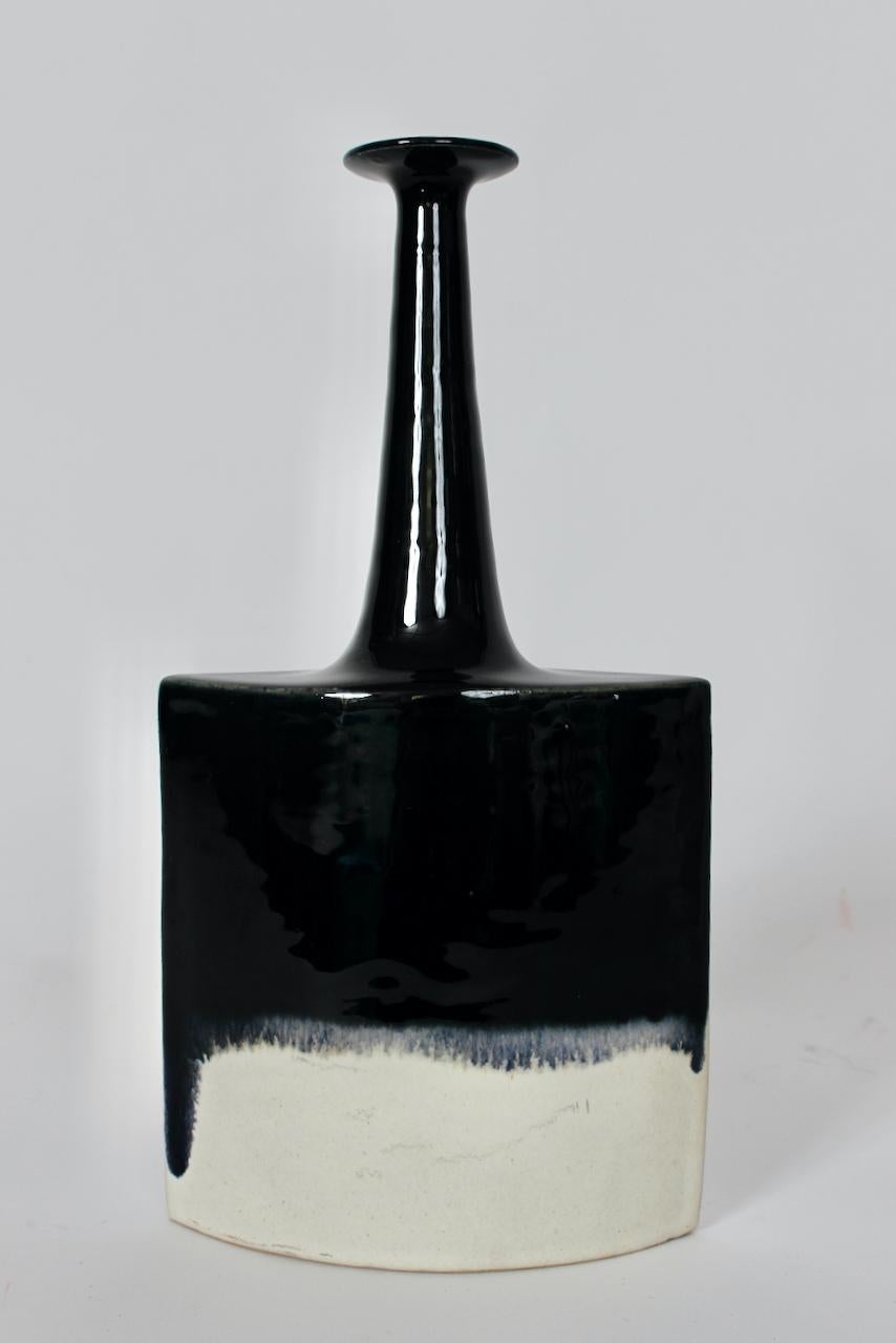 Suite de trois vases en céramique de Bruno Gambone Off-White Matte & Black Running Glaze Bon état - En vente à Bainbridge, NY