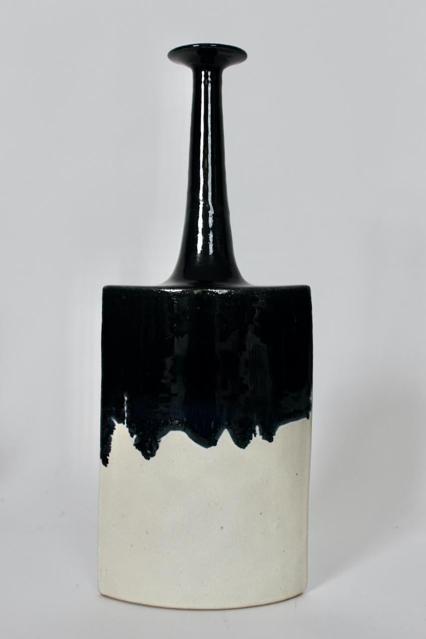 Milieu du XXe siècle Suite de trois vases en céramique de Bruno Gambone Off-White Matte & Black Running Glaze en vente