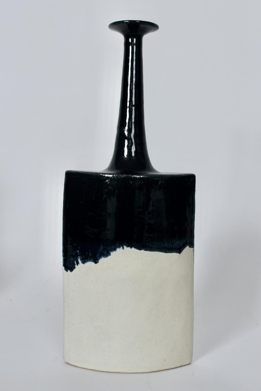 Céramique Suite de trois vases en céramique de Bruno Gambone Off-White Matte & Black Running Glaze en vente