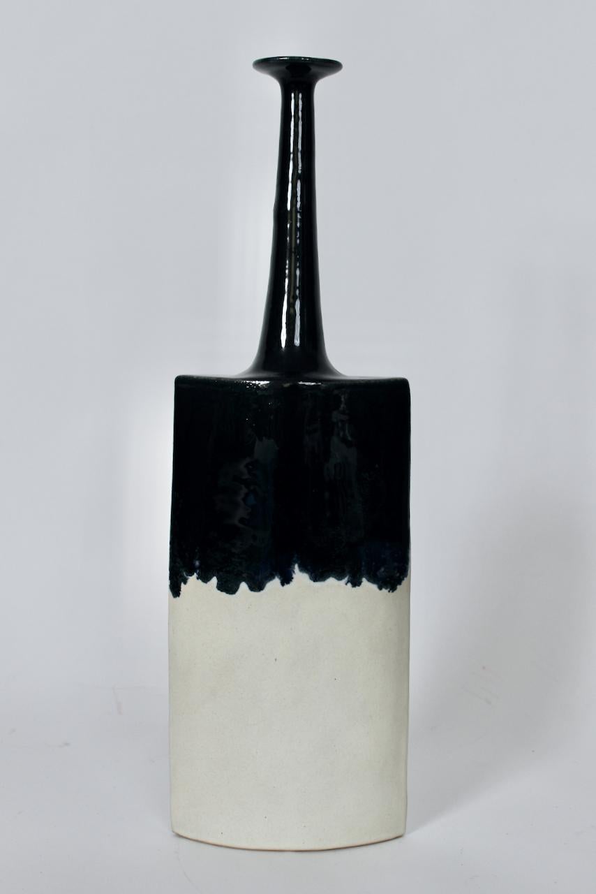 Suite de trois vases en céramique de Bruno Gambone Off-White Matte & Black Running Glaze en vente 1