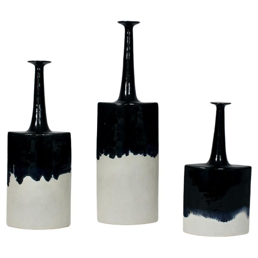Suite de trois vases en céramique de Bruno Gambone Off-White Matte & Black Running Glaze en vente