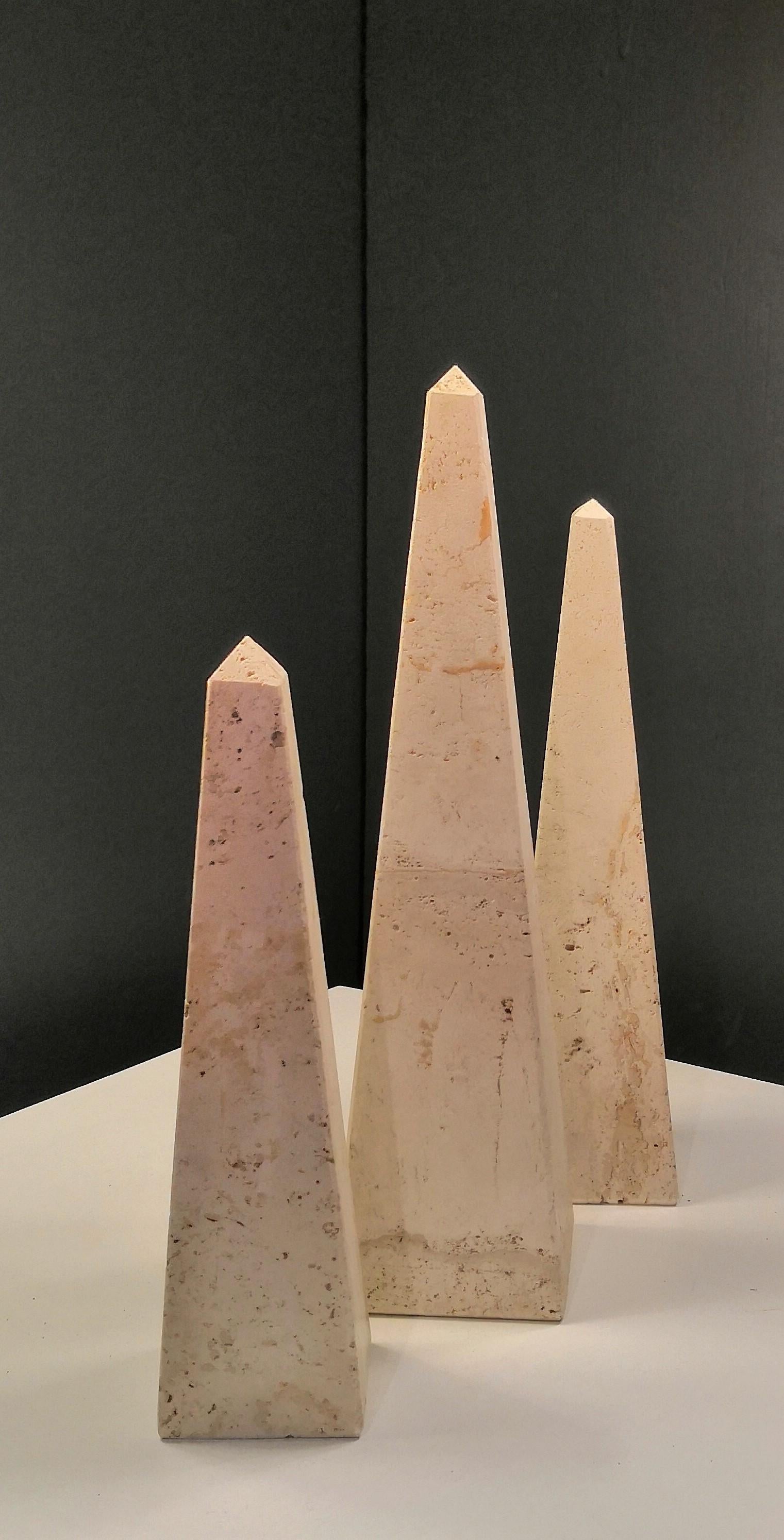 Suite of Three Decorative Travertine Obelisks, Italy, 1970s In Good Condition In New York, NY