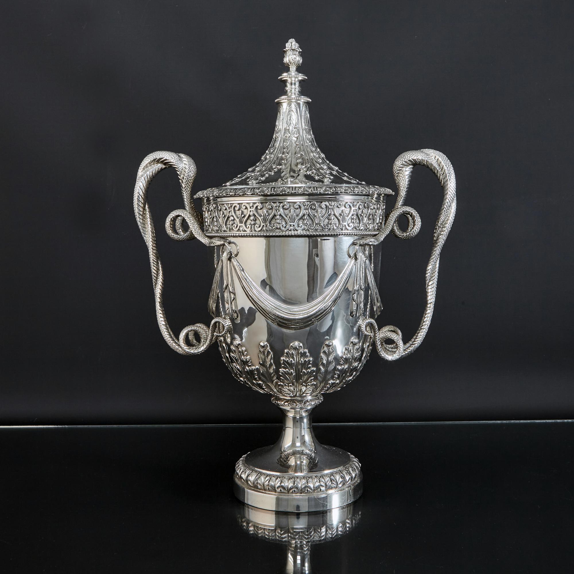 Suite of three Edwardian silver cups and covers In Good Condition For Sale In London, GB