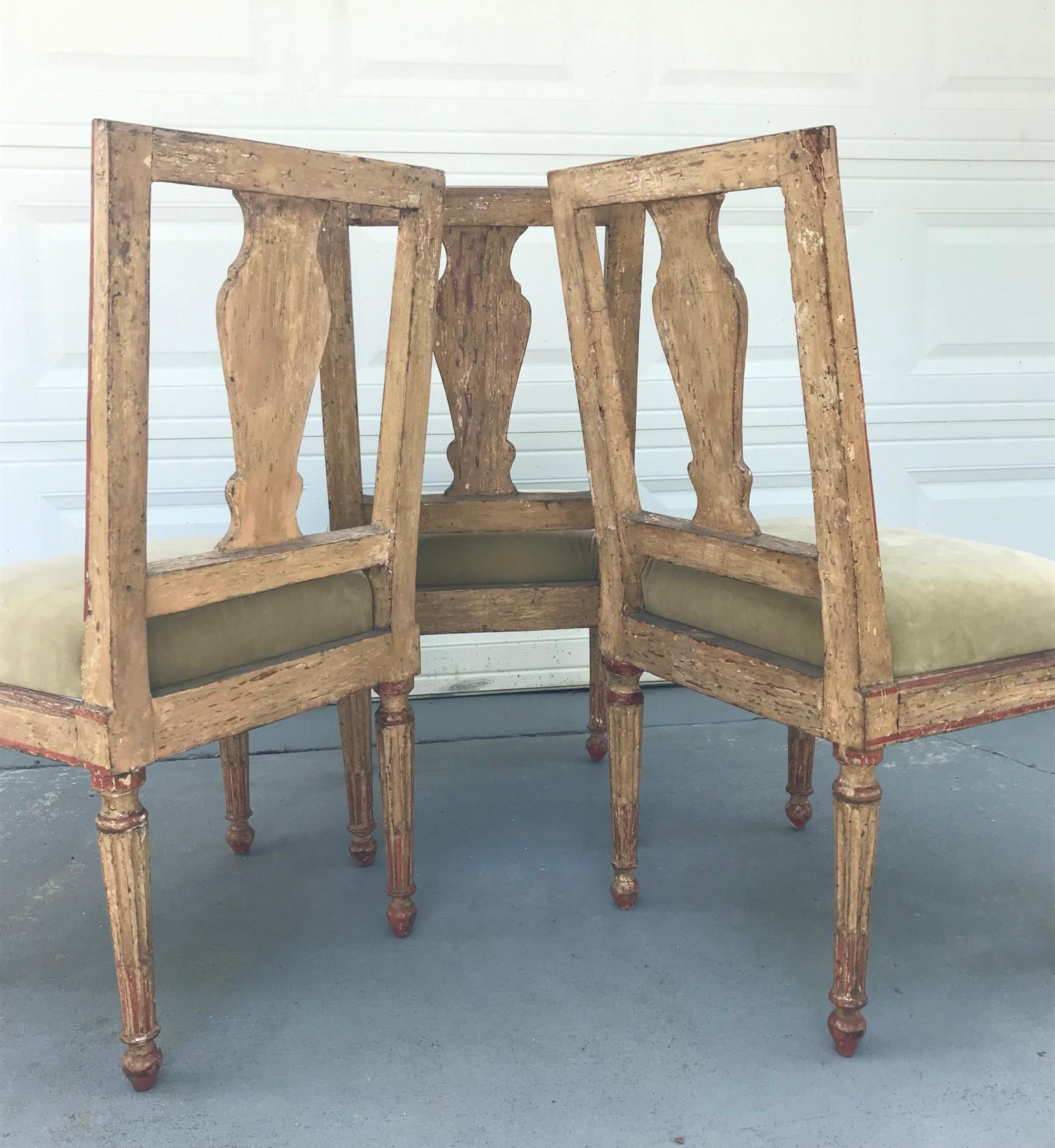 Carved Suite of Three Italian Neoclassical Polychrome Painted Side Chairs, circa 1780 For Sale