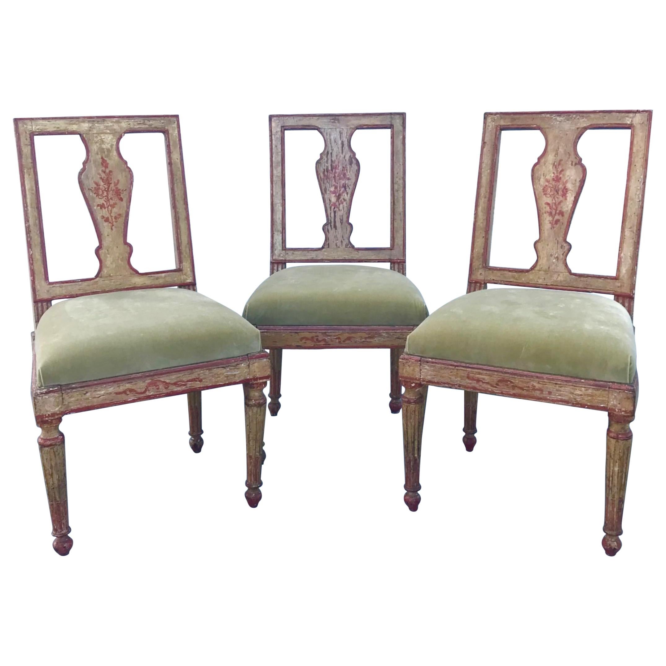 Suite de trois chaises d'appoint italiennes néoclassiques peintes en polychrome, datant d'environ 1780 en vente