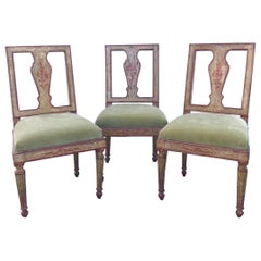 Suite de trois chaises d'appoint italiennes néoclassiques peintes en polychrome, datant d'environ 1780