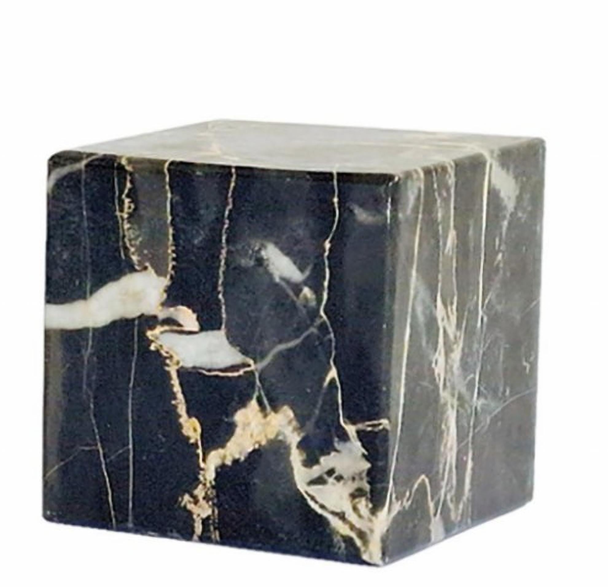 SUITE DE TROIS POIDS DE PAPIER ITALIEN En marbre noir veiné 20ème siècle
En marbre noir veiné, l'un est carré, l'autre conique et le dernier pyramidal.
Dimensions du cône : h. 15cm
bonne condition