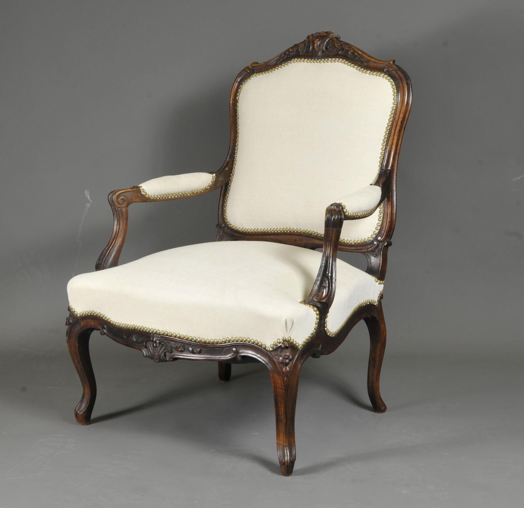 Suite de trois grands fauteuils de style Louis XV en noyer sculpté  en vente 3
