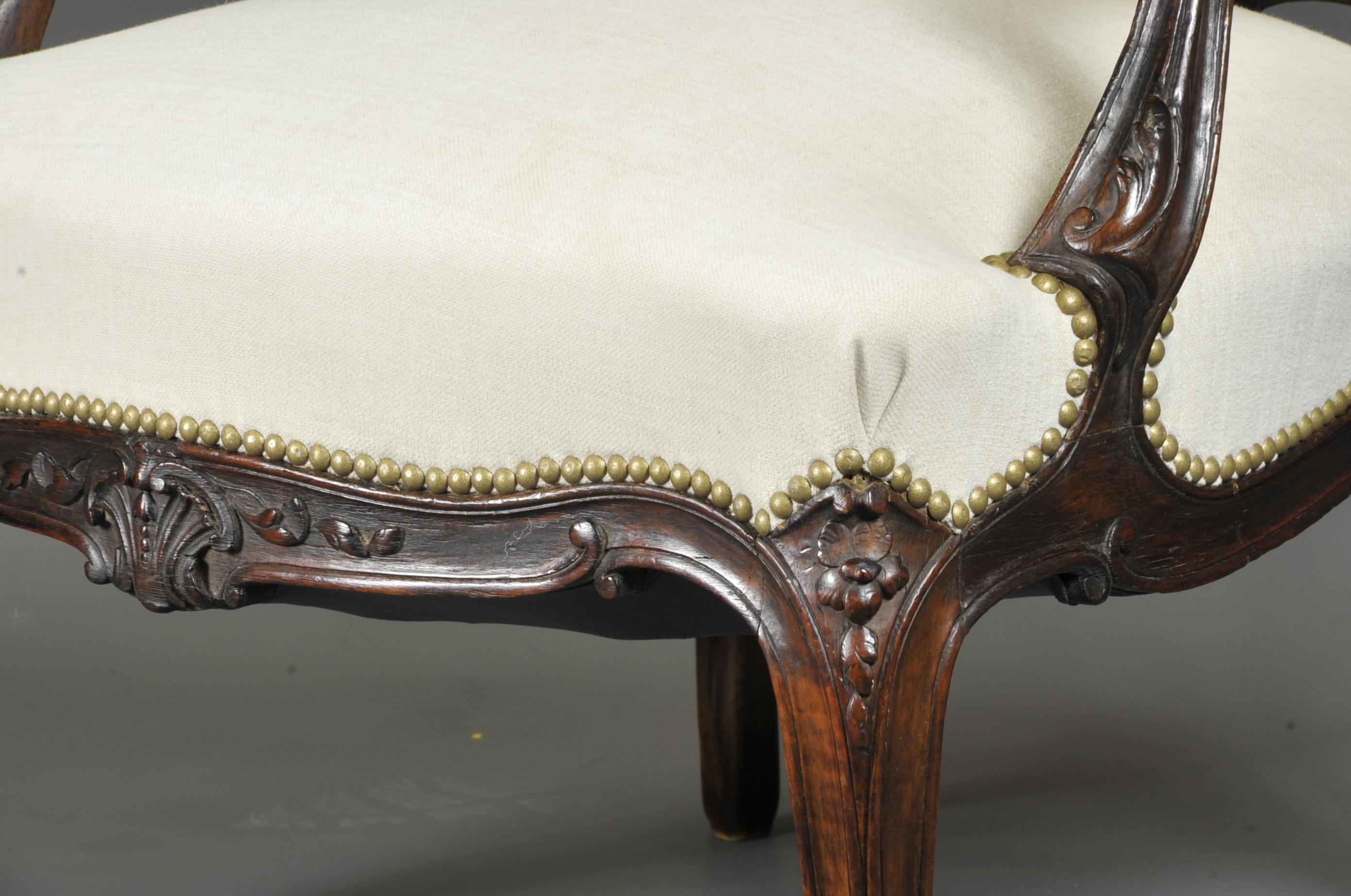 Conjunto de tres grandes sillones estilo Luis XV en nogal tallado en venta 2