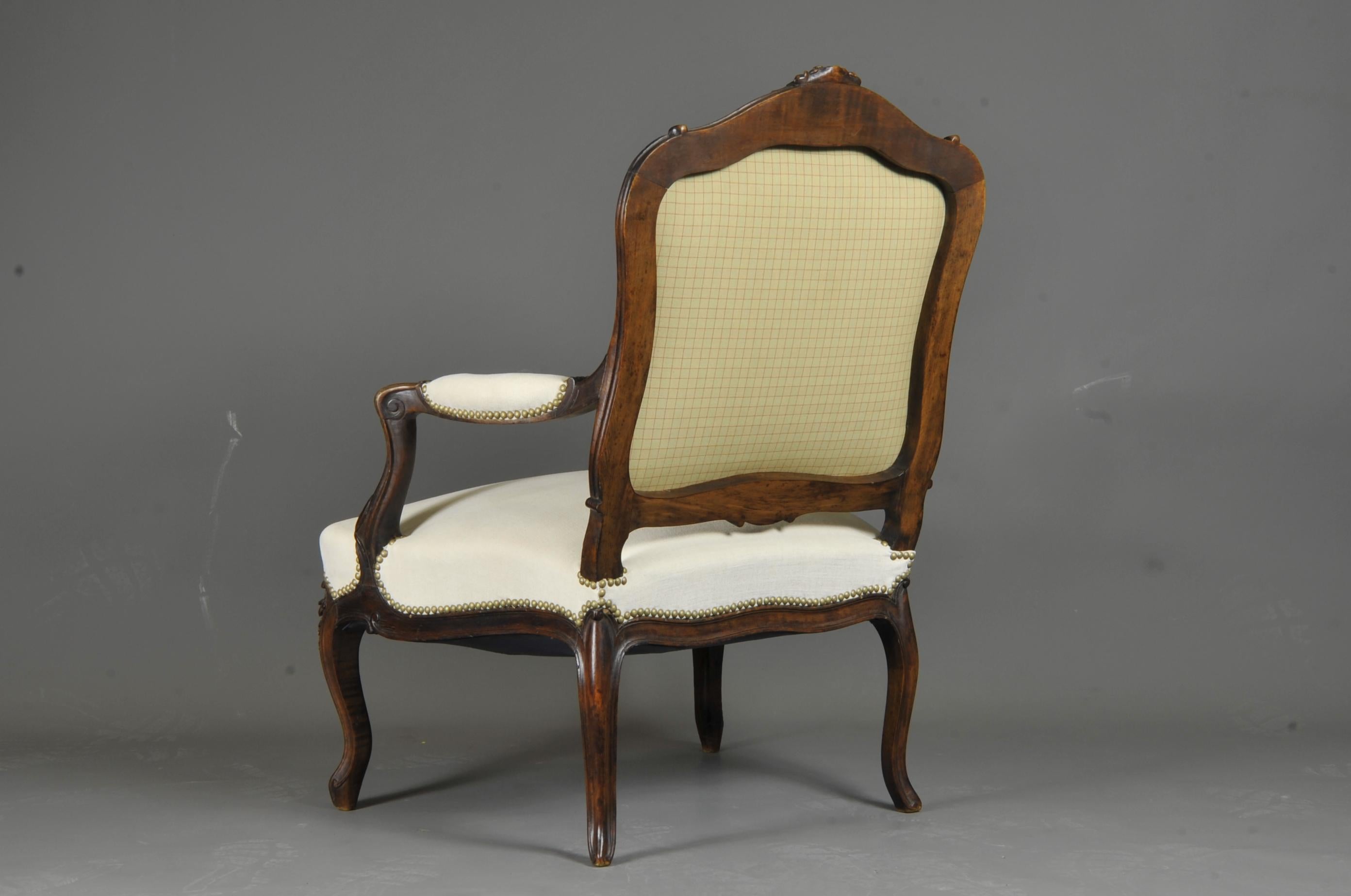 Conjunto de tres grandes sillones estilo Luis XV en nogal tallado en venta 3