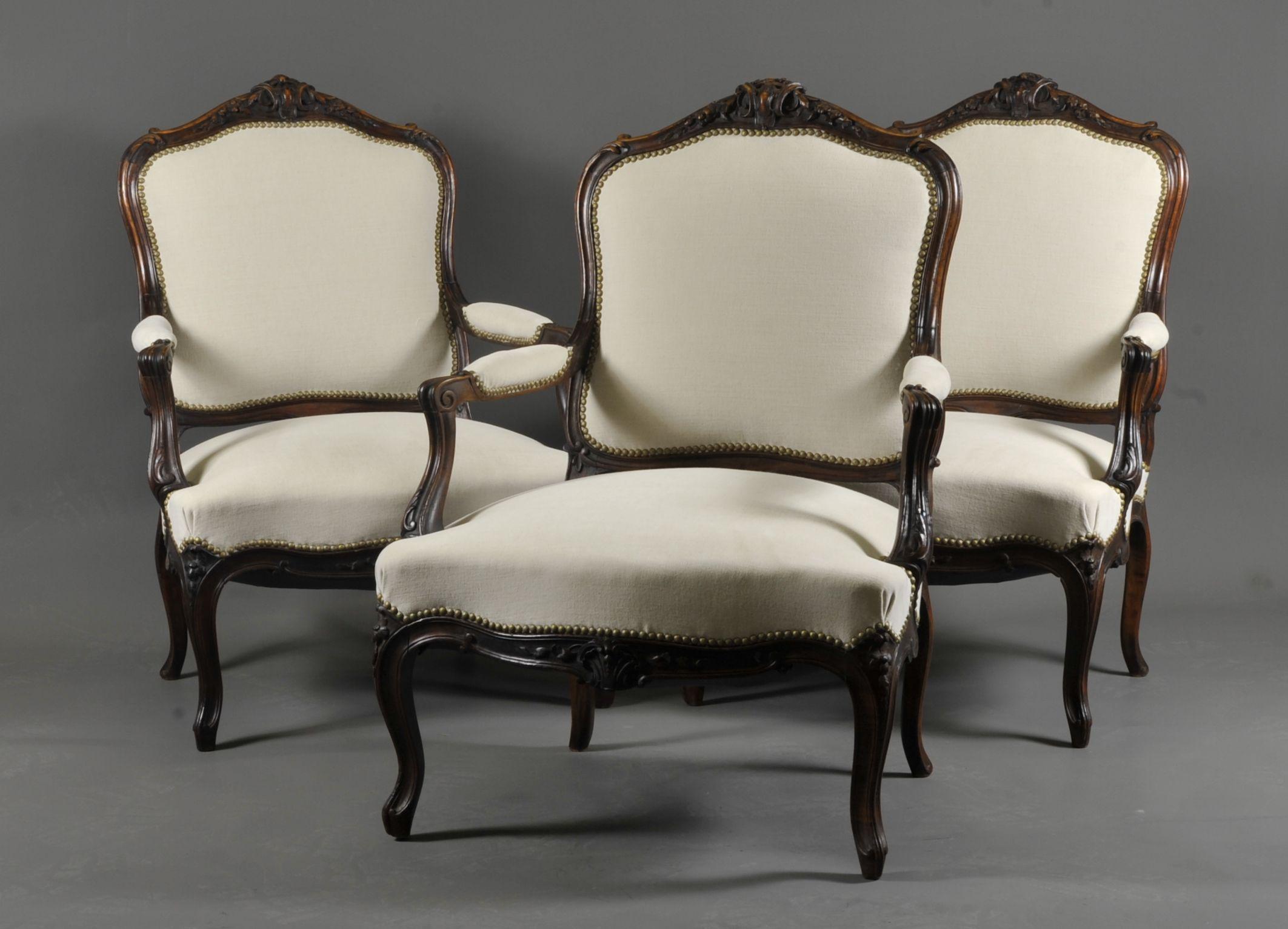Precioso conjunto de tres grandes sillones de estilo Luis XV en nogal tallado.

Dossier à la reine.

Asientos muy cómodos.

Obra francesa de la época de Napoleón III, hacia 1850.

Excelente estado, herrajes renovados, métodos tradicionales