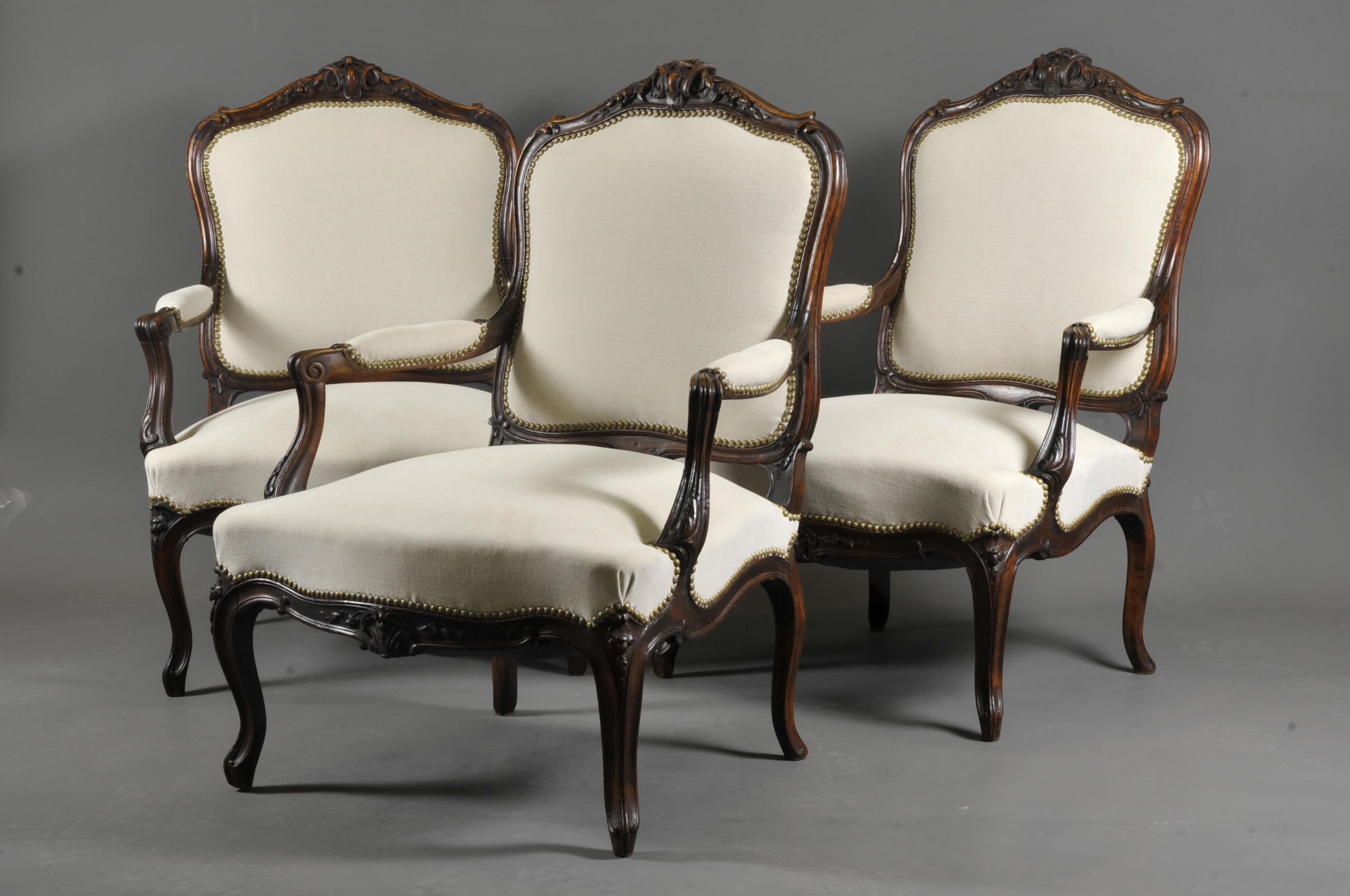 Napoléon III Suite de trois grands fauteuils de style Louis XV en noyer sculpté  en vente