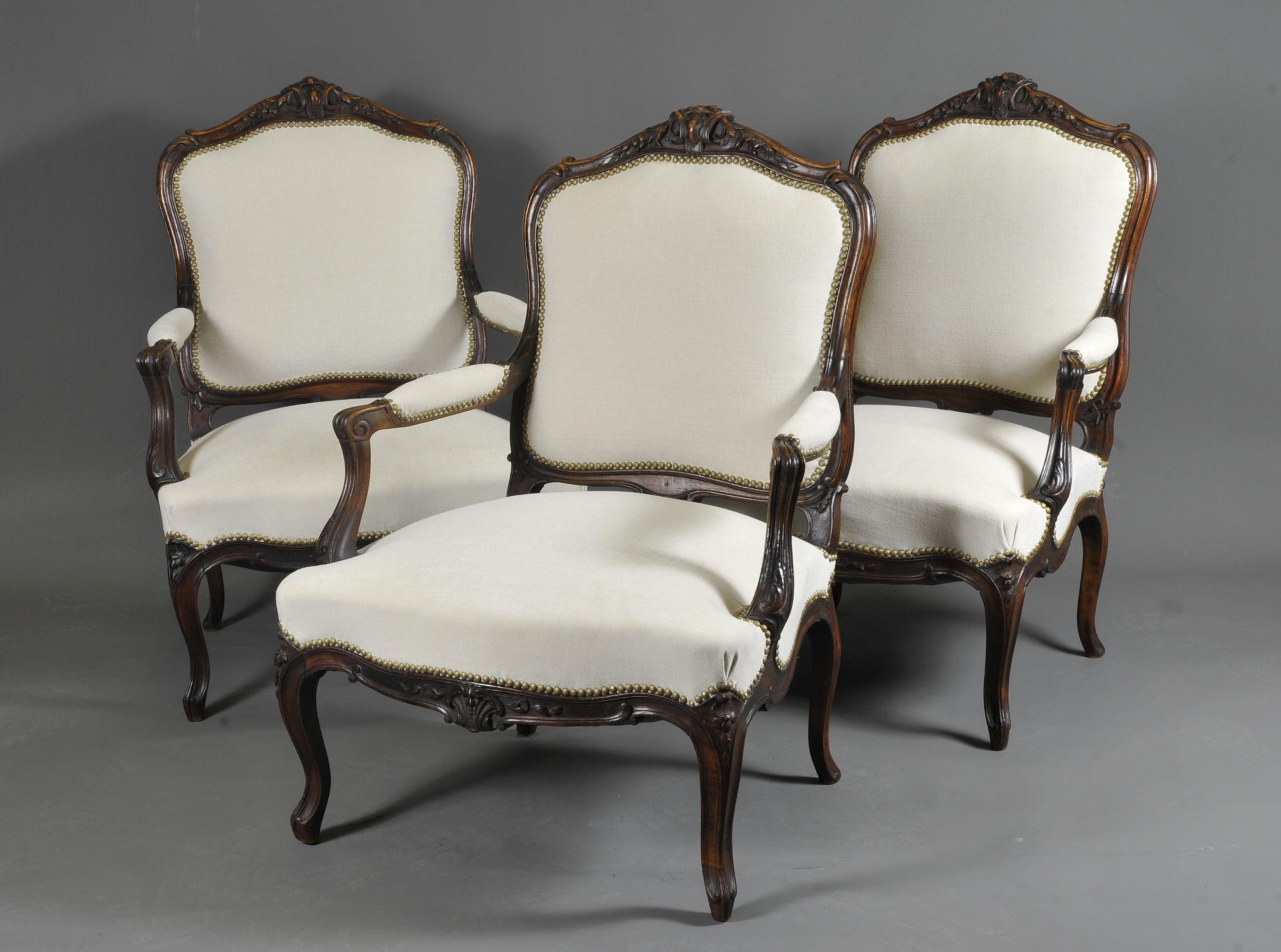 Français Suite de trois grands fauteuils de style Louis XV en noyer sculpté  en vente