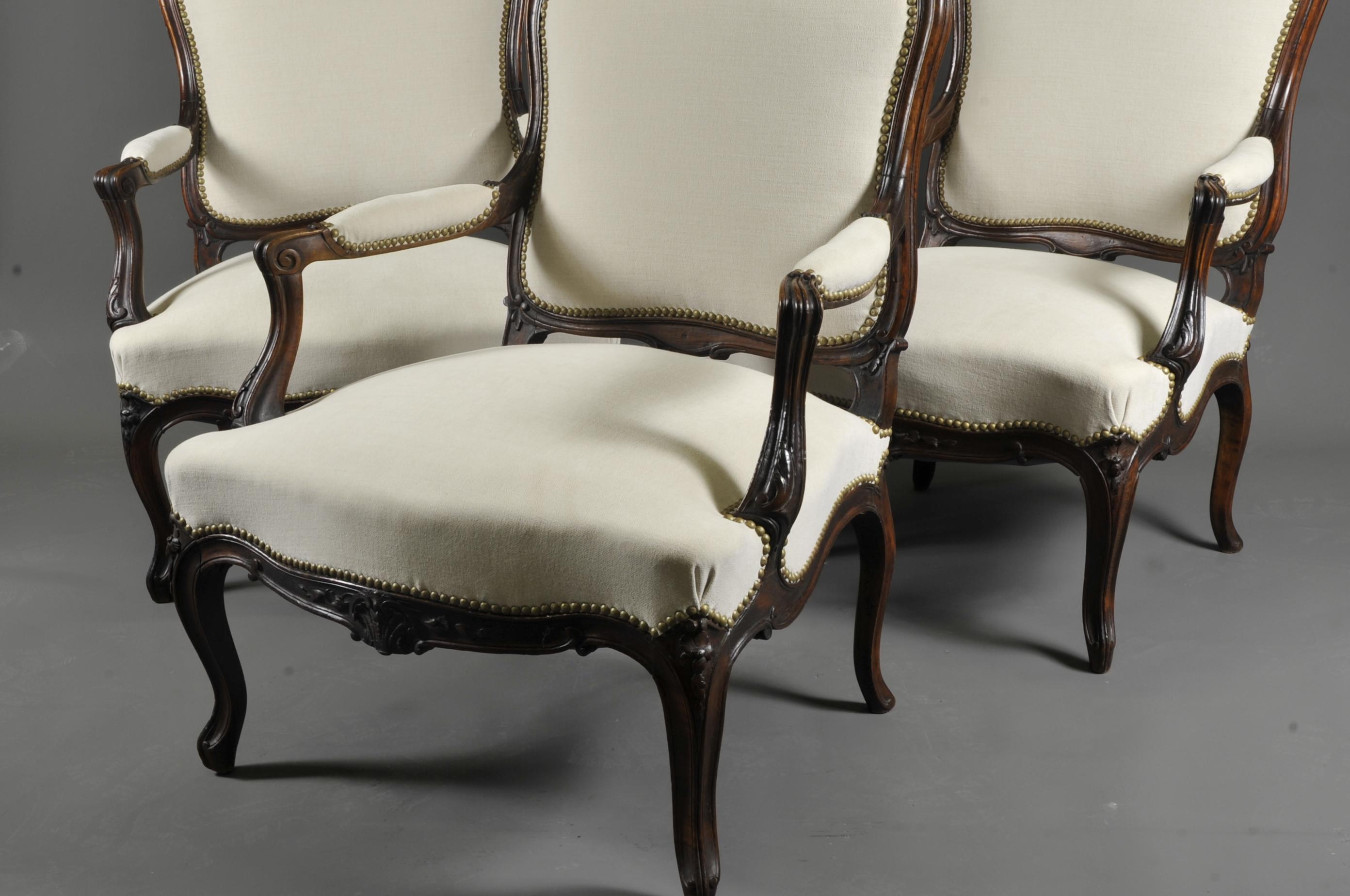 Sculpté Suite de trois grands fauteuils de style Louis XV en noyer sculpté  en vente