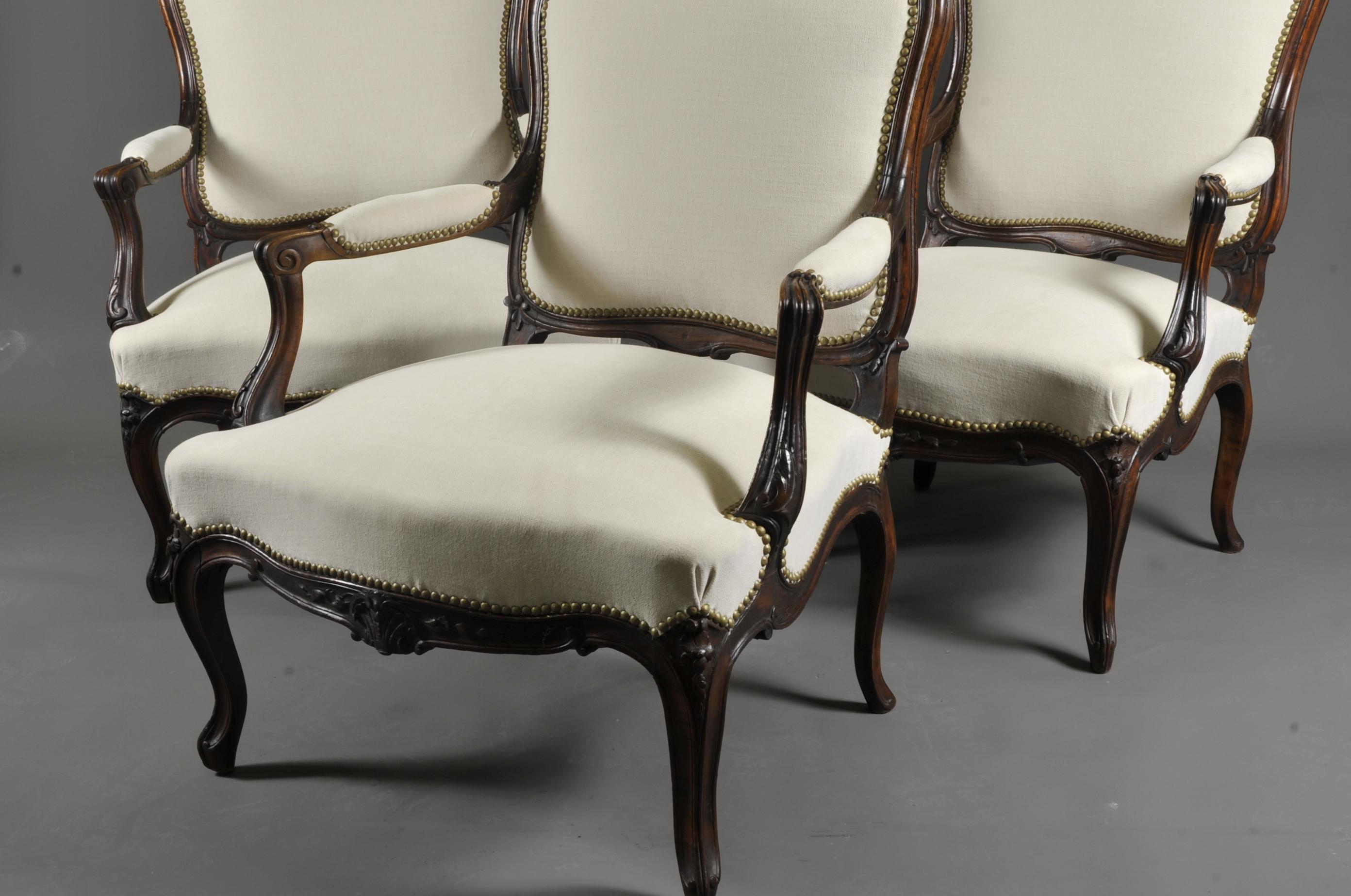 Conjunto de tres grandes sillones estilo Luis XV en nogal tallado Napoleón III en venta