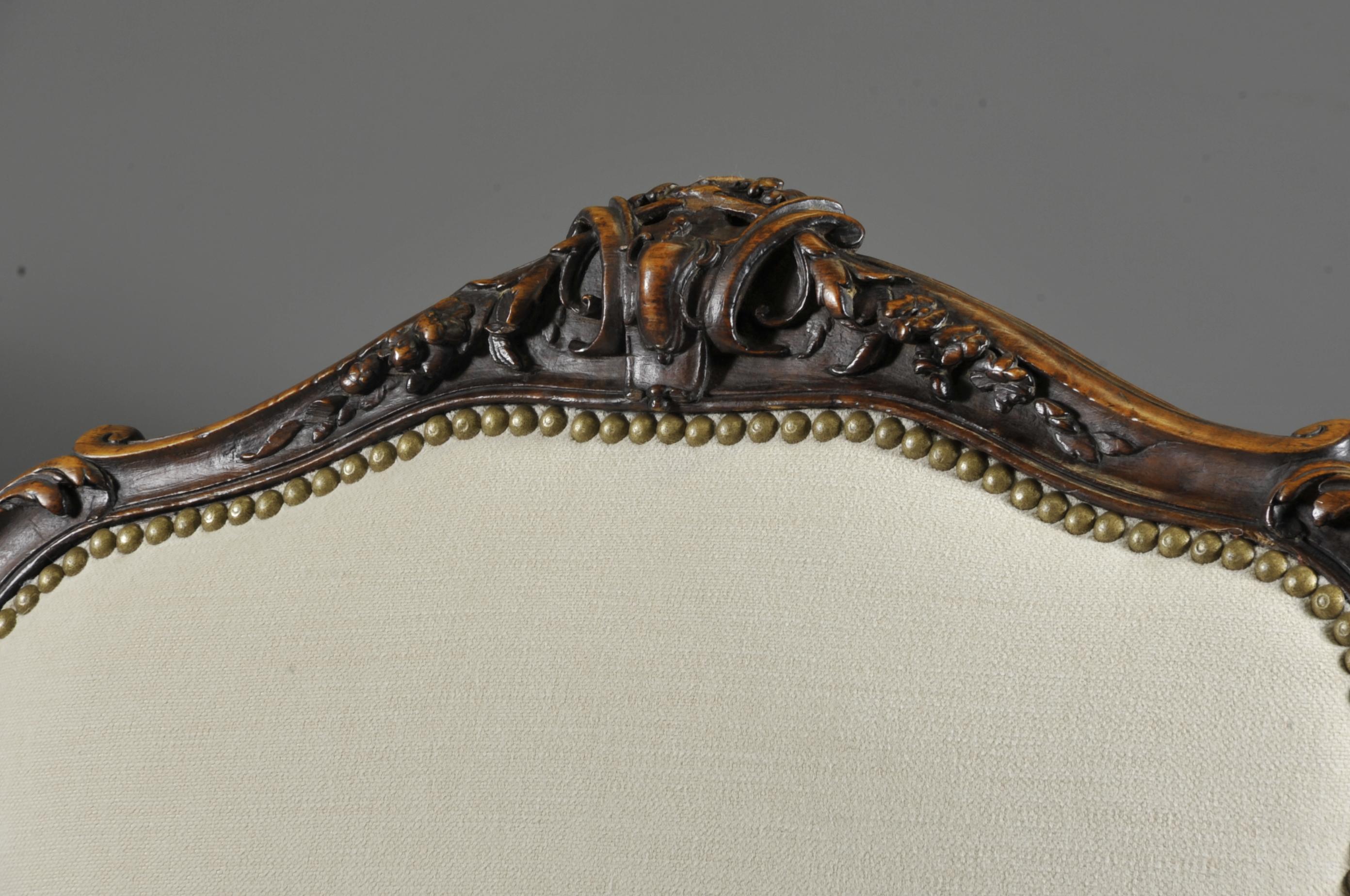 Suite de trois grands fauteuils de style Louis XV en noyer sculpté  Bon état - En vente à BARSAC, FR