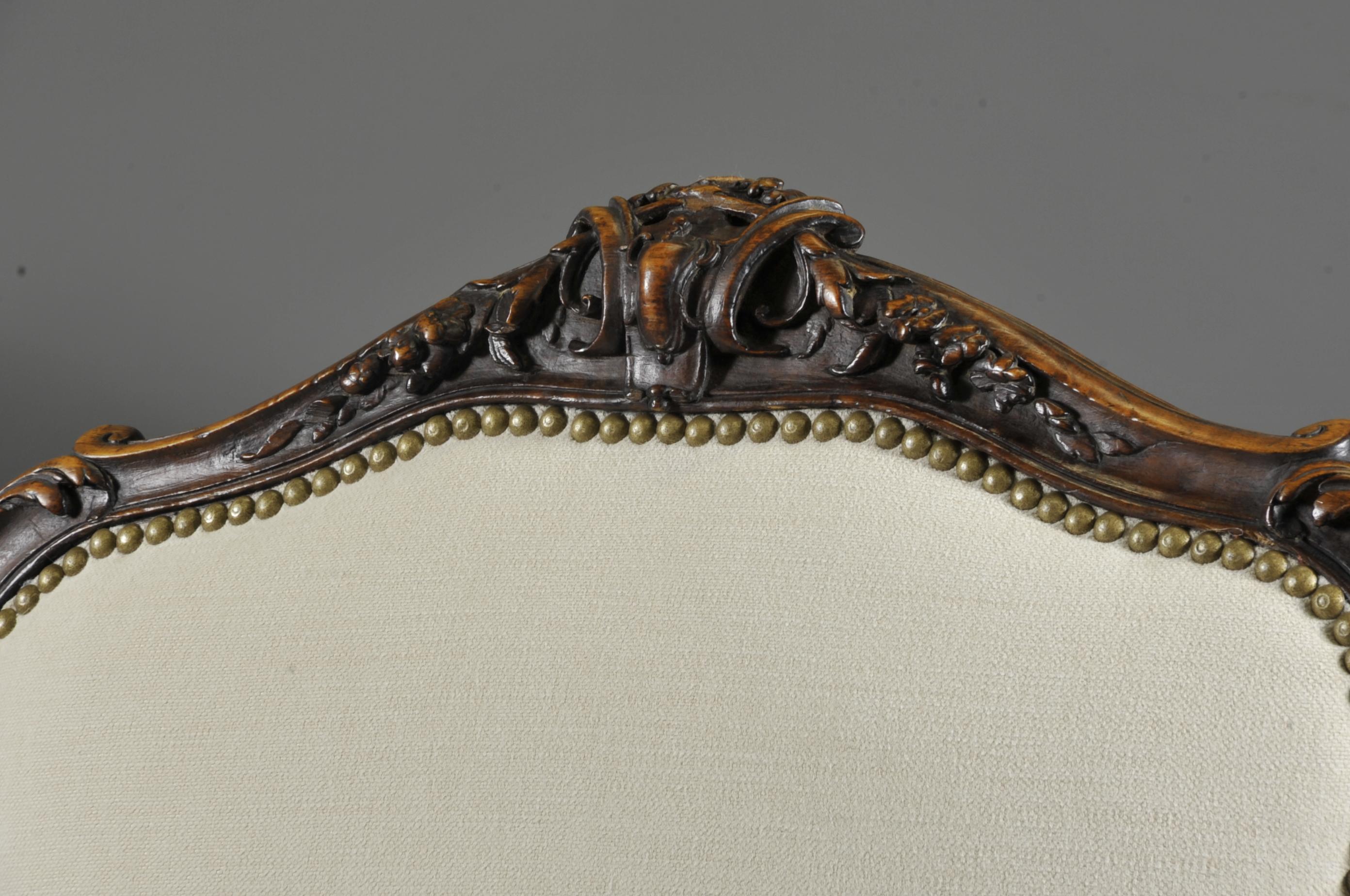 Conjunto de tres grandes sillones estilo Luis XV en nogal tallado Francés en venta