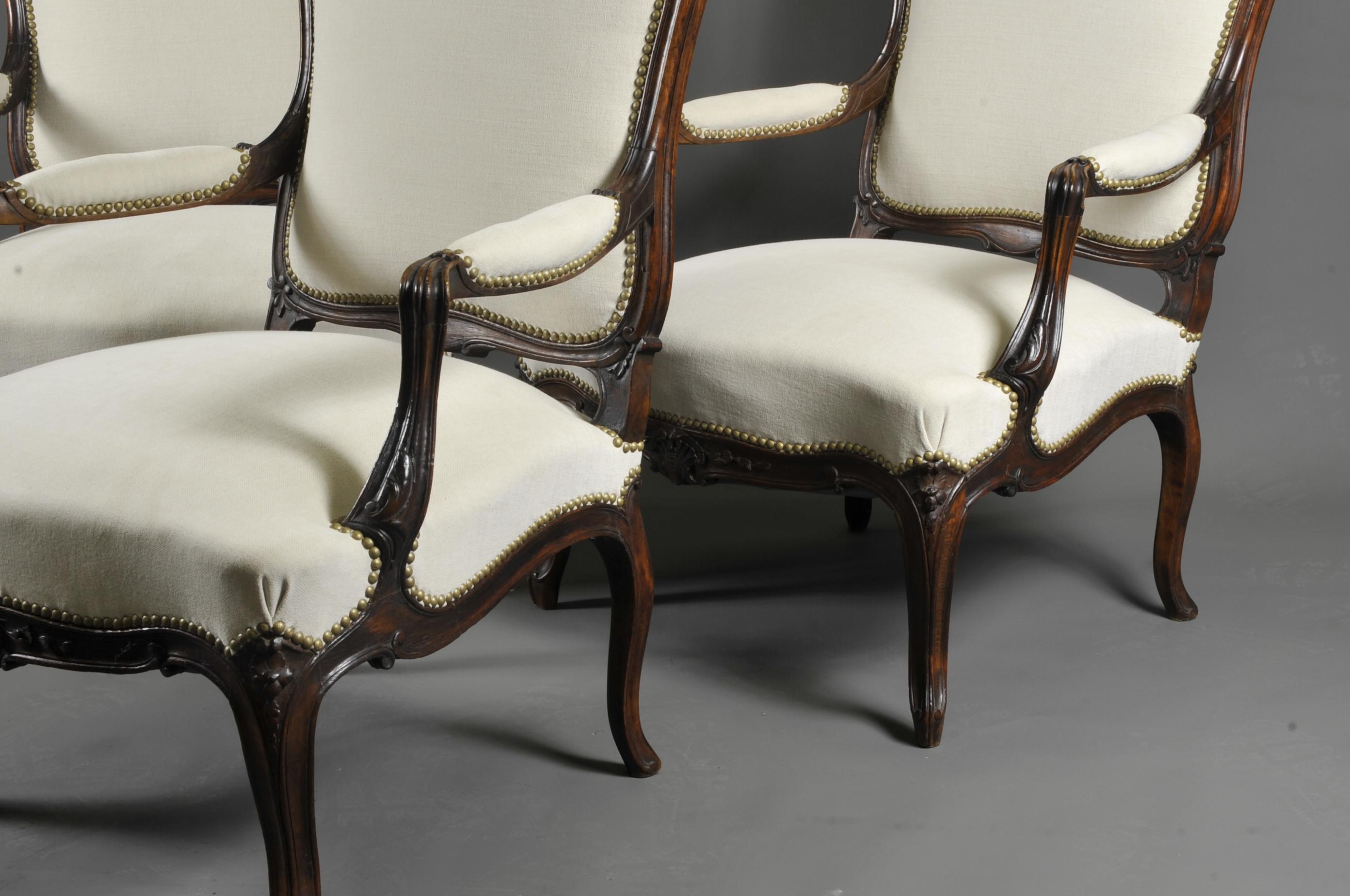XIXe siècle Suite de trois grands fauteuils de style Louis XV en noyer sculpté  en vente