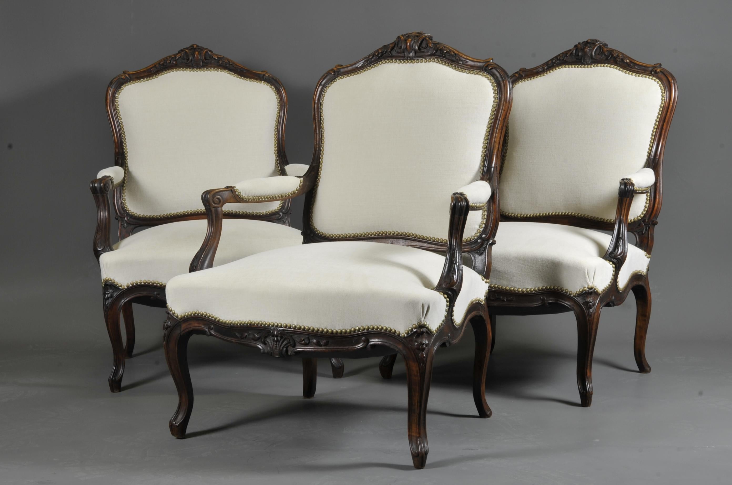 Noyer Suite de trois grands fauteuils de style Louis XV en noyer sculpté  en vente