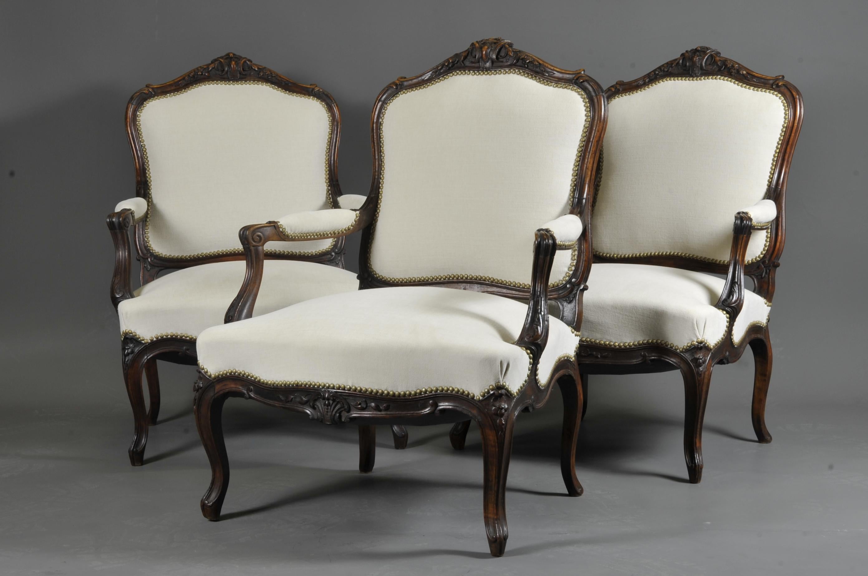 Conjunto de tres grandes sillones estilo Luis XV en nogal tallado en Bueno estado para la venta en BARSAC, FR