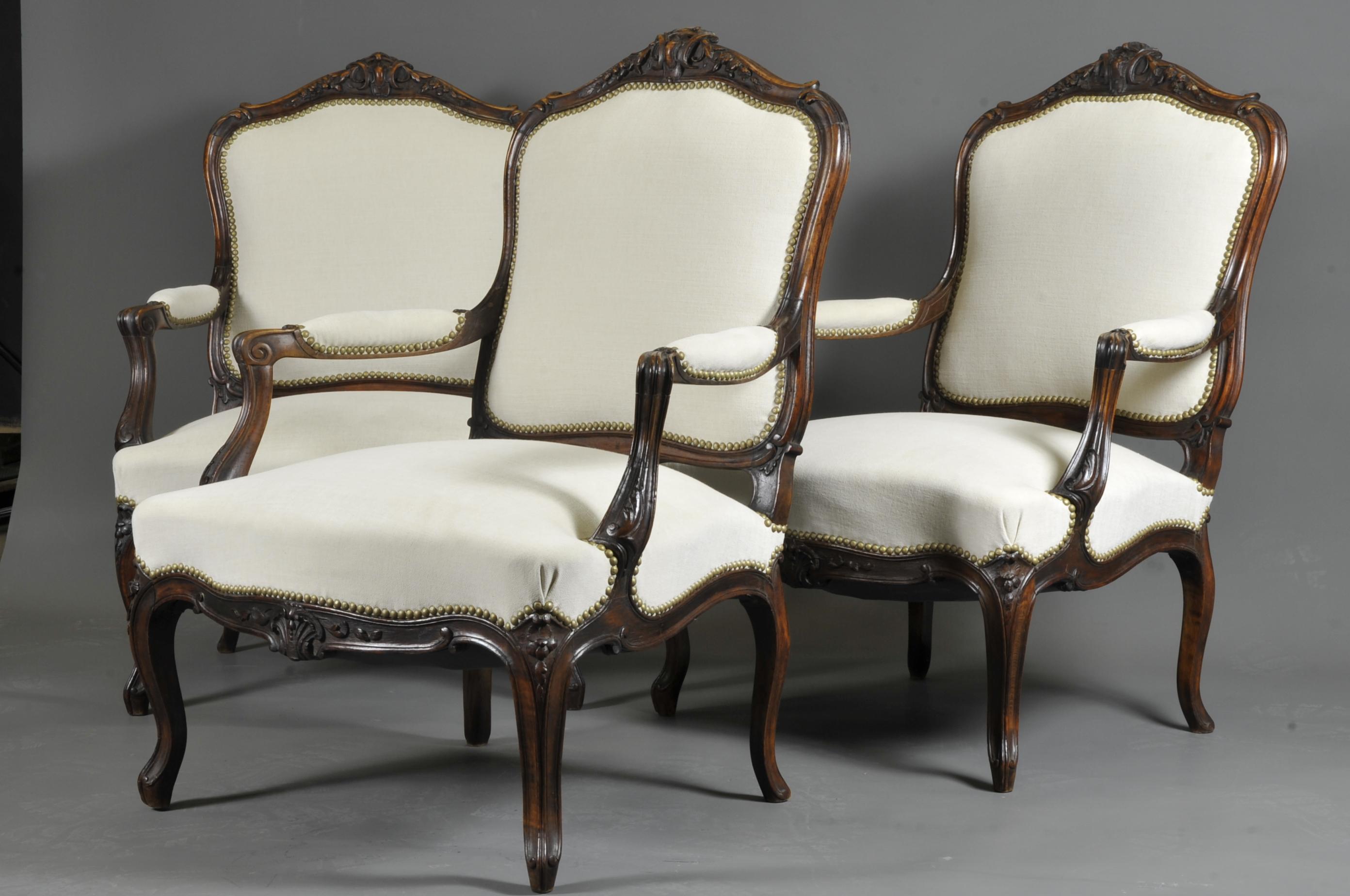Suite de trois grands fauteuils de style Louis XV en noyer sculpté  en vente 1