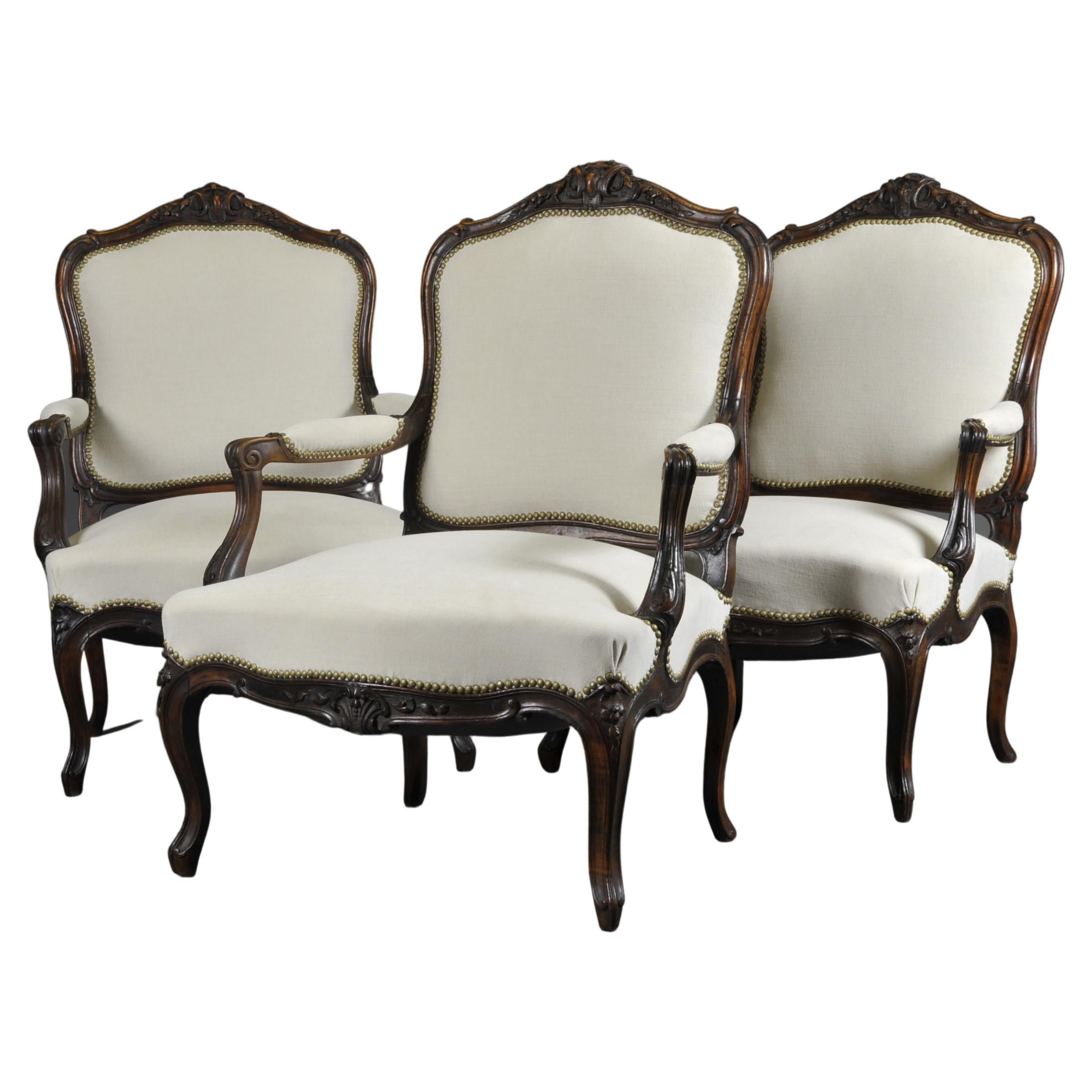 Suite de trois grands fauteuils de style Louis XV en noyer sculpté  en vente