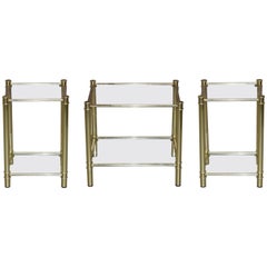 Conjunto de tres mesas doradas vintage, dos mesas auxiliares y una mesa de centro más grande