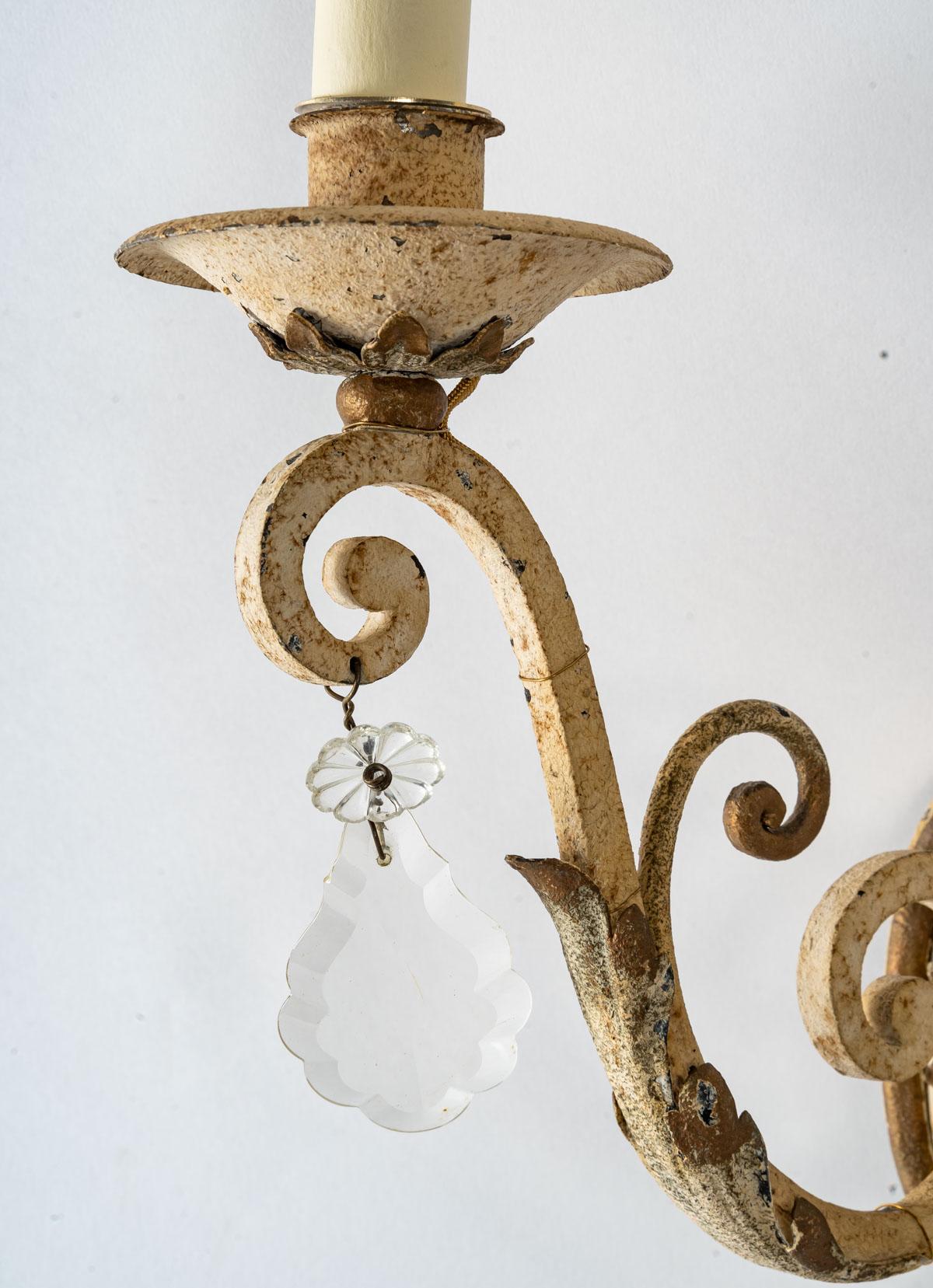 Suite of three wrought iron sconces, early 20th century

Suite of three early 20th century wrought iron two-light sconces.

Measures: H: 49 cm, W: 34 cm, D: 20 cm.