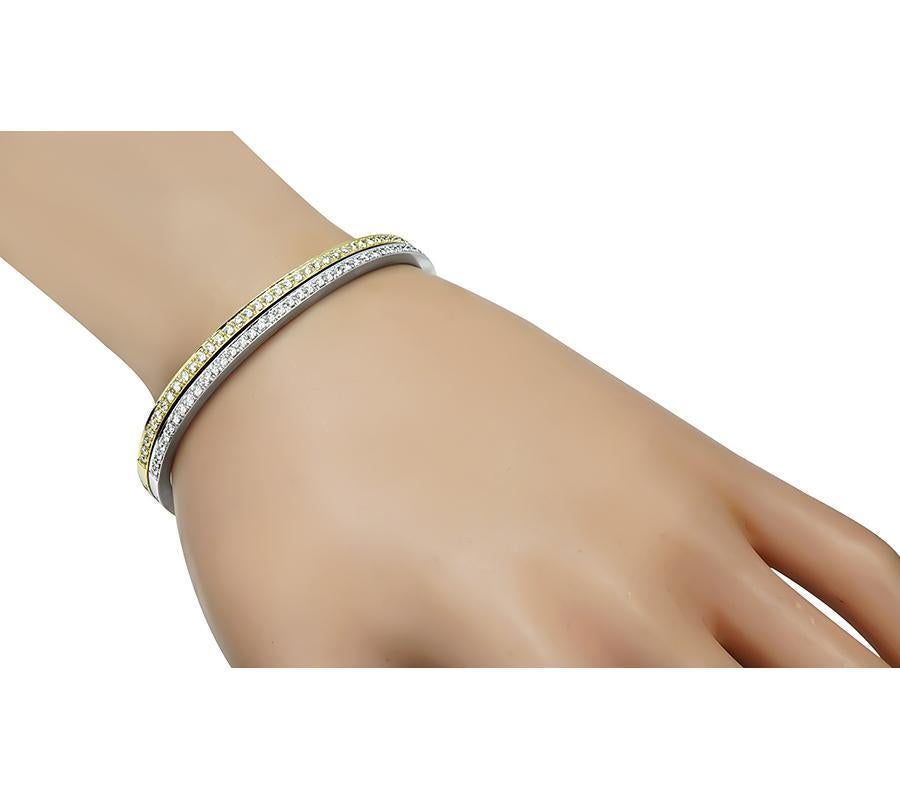 Si tratta di uno splendido set di braccialetti in oro giallo e bianco a 18 carati. I bracciali sono caratterizzati da scintillanti diamanti a taglio rotondo che pesano circa 1,66 carati. Il colore dei diamanti è G con purezza VS1. I braccialetti