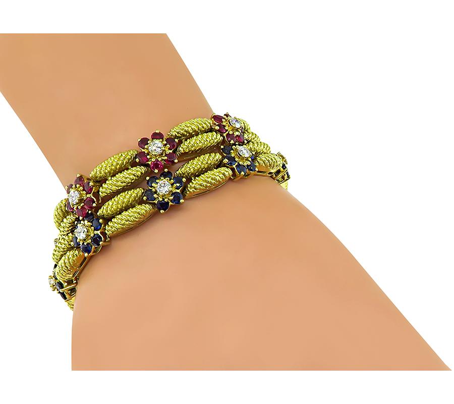 Voici une magnifique suite de deux bracelets en or jaune 18 carats de Bertina. Ces bracelets sont ornés d'environ 2.70cttw de diamants ronds. La couleur de ces diamants est F-G et la pureté VS. Les diamants sont rehaussés par de jolis rubis et
