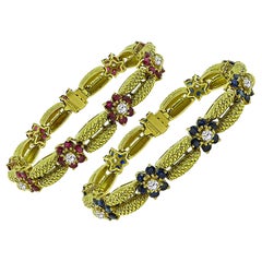 Suite di due bracciali in oro Bertina con 2,70 carati di diamanti e 6,00 carati di rubini e 6,00 carati di zaffiri