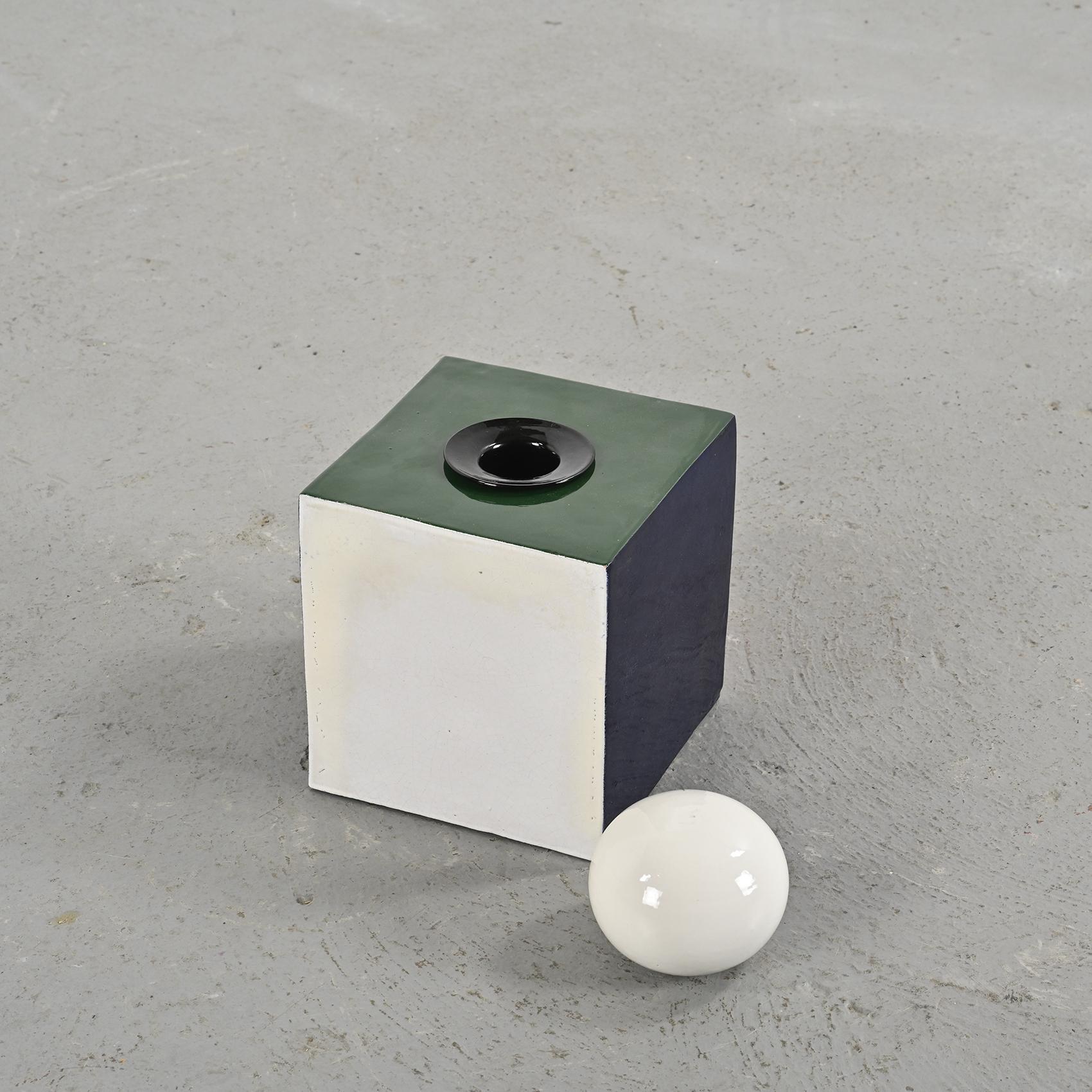 Una coppia di vasi prototipo realizzati in maiolica smaltata in policromia, con vibranti tonalità di verde, rosso, blu e bianco.

Ogni vaso è composto da tre pezzi distinti: una base quadrata, un tubo conico delicatamente affusolato che funge da