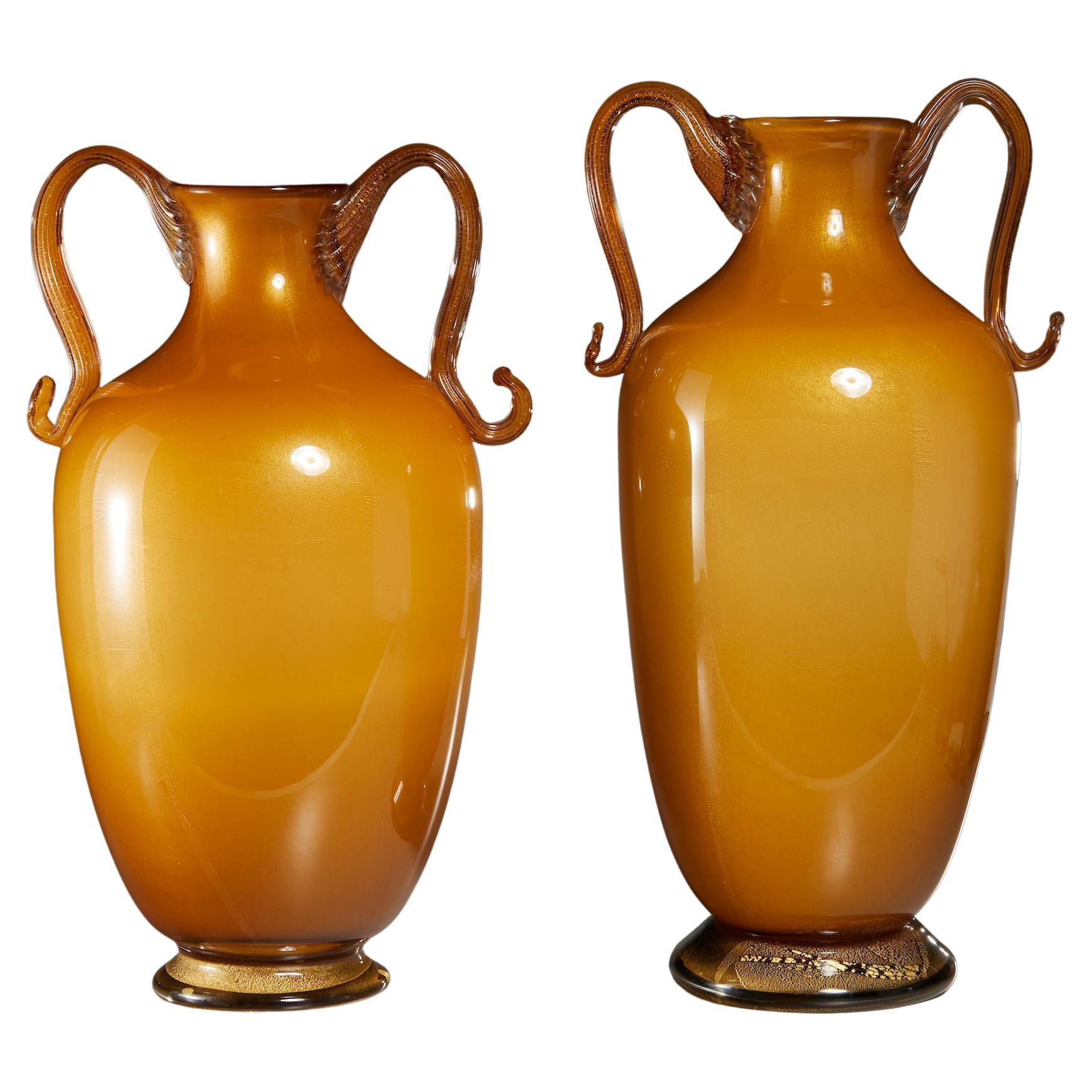Suite de deux urnes en verre de Murano ambré avec des mouchetures dorées de Stefano Toso en vente