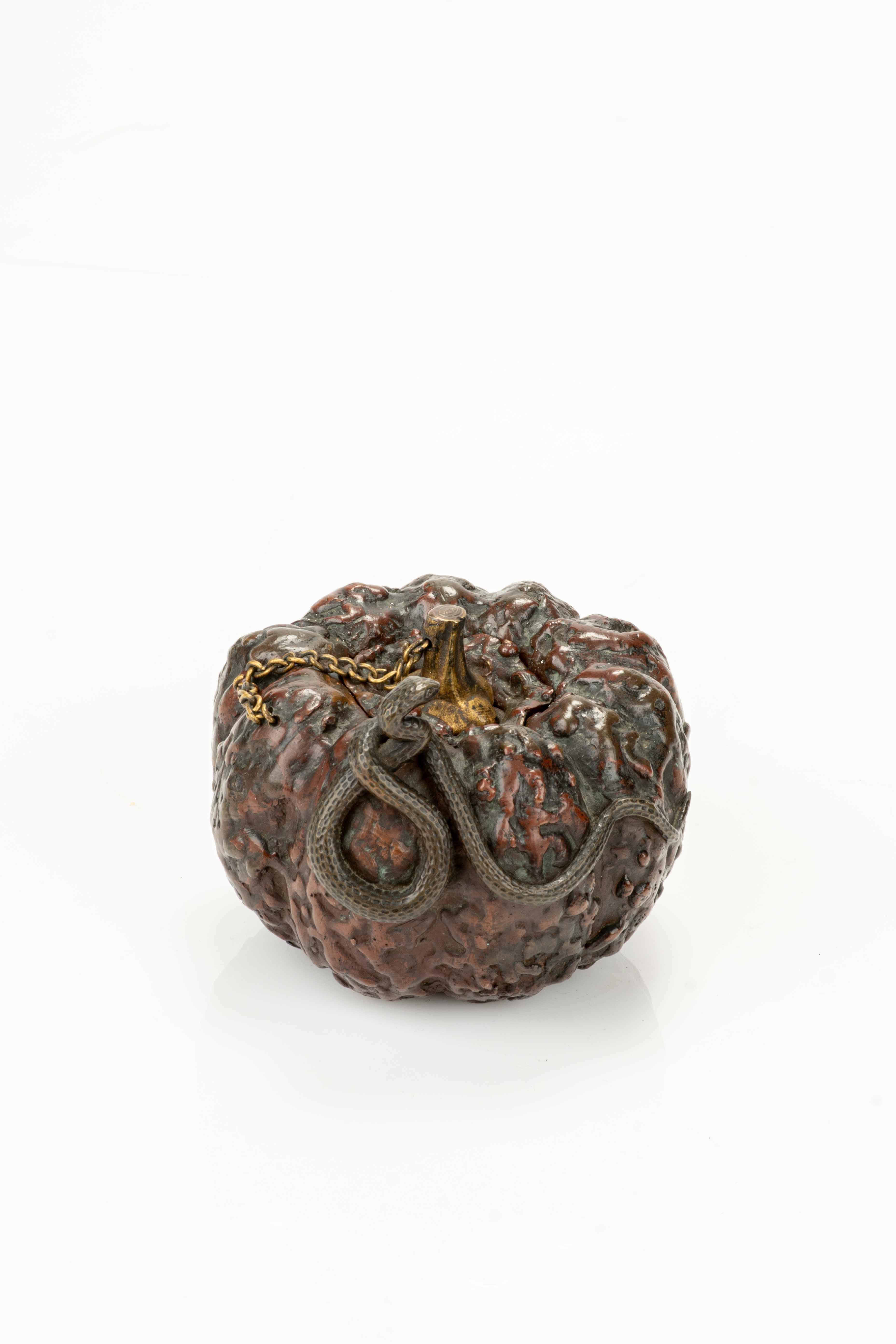 Bronzesuiteki in Form eines Kürbisses mit Schlange, signiert Masayuki (Japanese) im Angebot