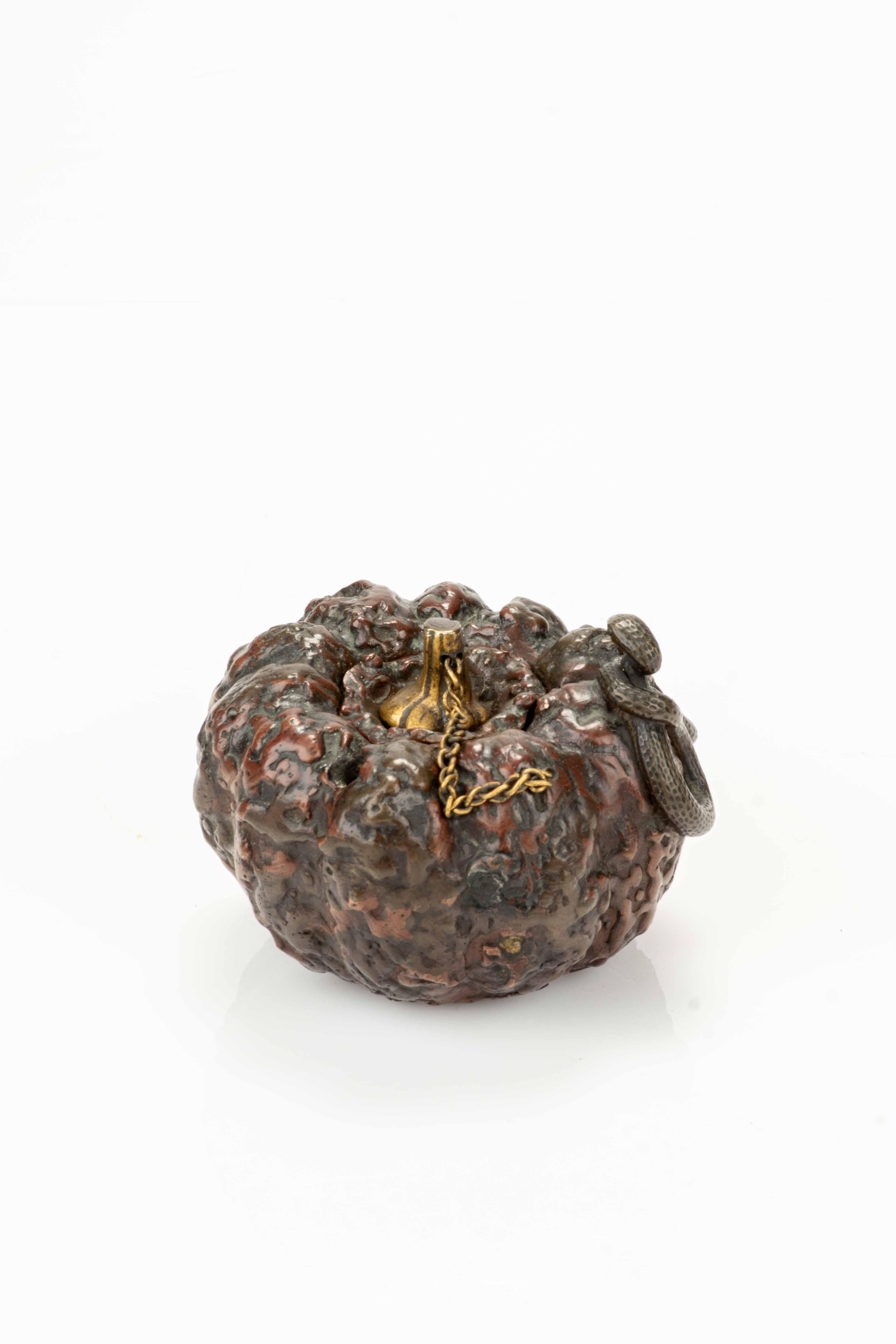 Bronzesuiteki in Form eines Kürbisses mit Schlange, signiert Masayuki (Handgeschnitzt) im Angebot