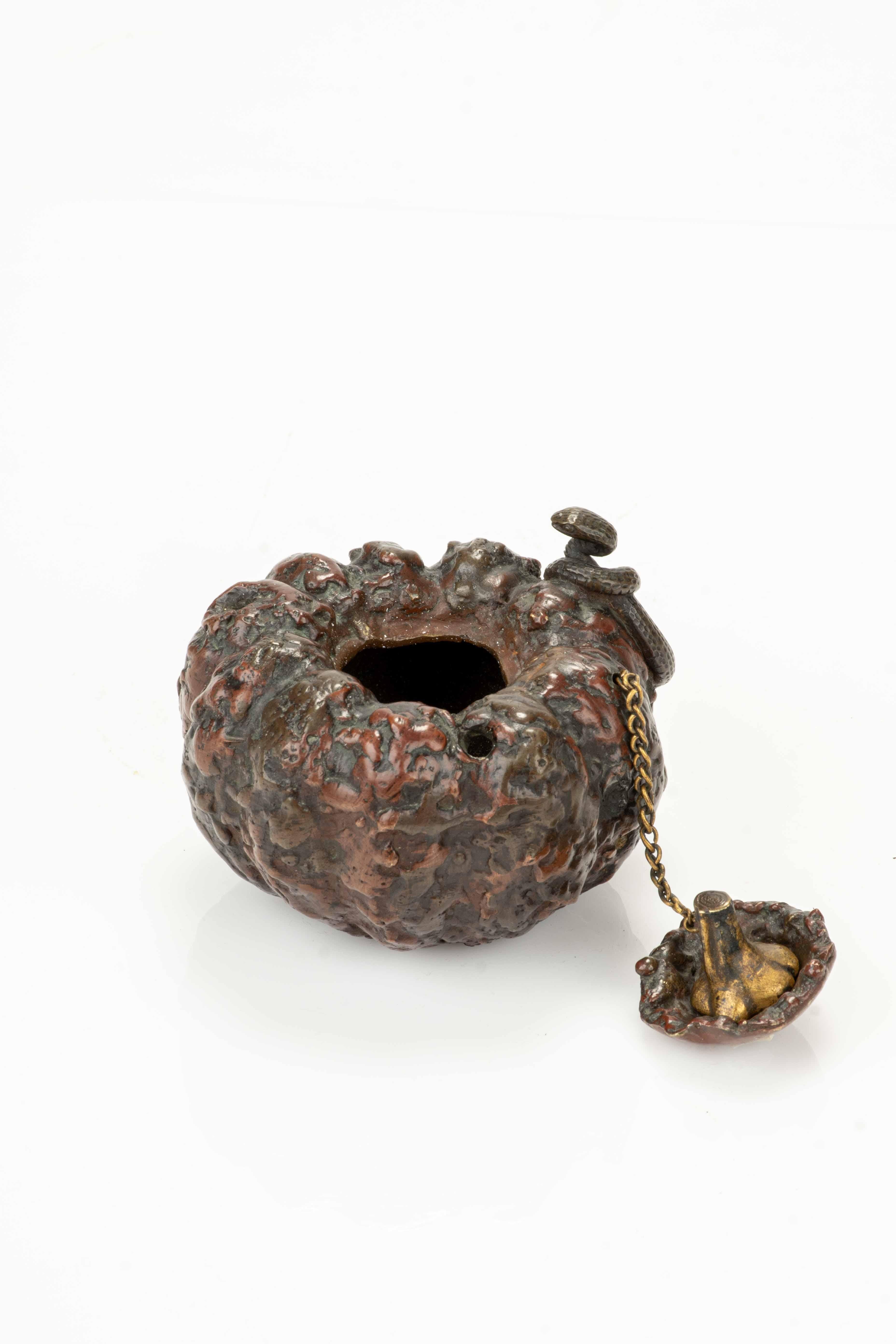 Bronzesuiteki in Form eines Kürbisses mit Schlange, signiert Masayuki im Zustand „Hervorragend“ im Angebot in Milano, IT